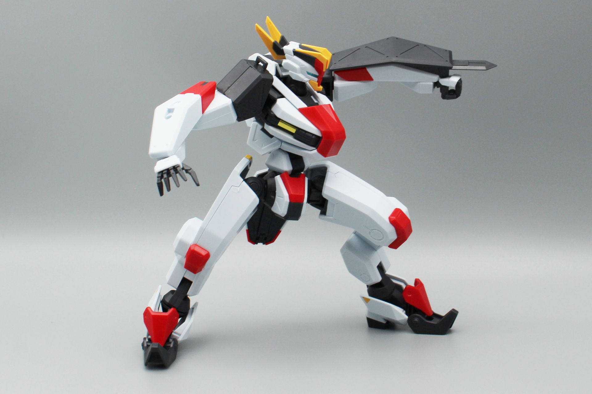 「HG 1/72 メイレスケンブ」ポーズ集。完成後もアクションフィギュアのようにポーズを取れるのが楽しい。「アクションベース5」にも対応している