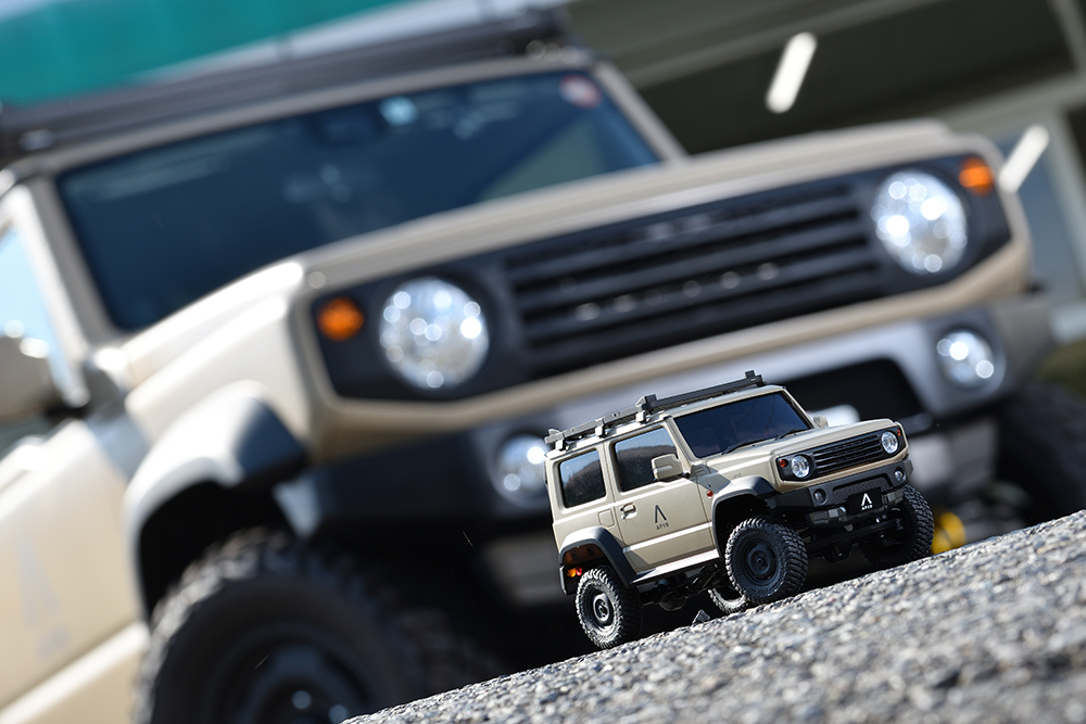 （タクティカル フロントグリル） ジムニーJB23系カスタムグリルでも人気の横スリットデザインをJB74系へ落とし込んだフロントグリル。段付きの3本スリットは前方に張り出し、立体的なフォルムが特徴