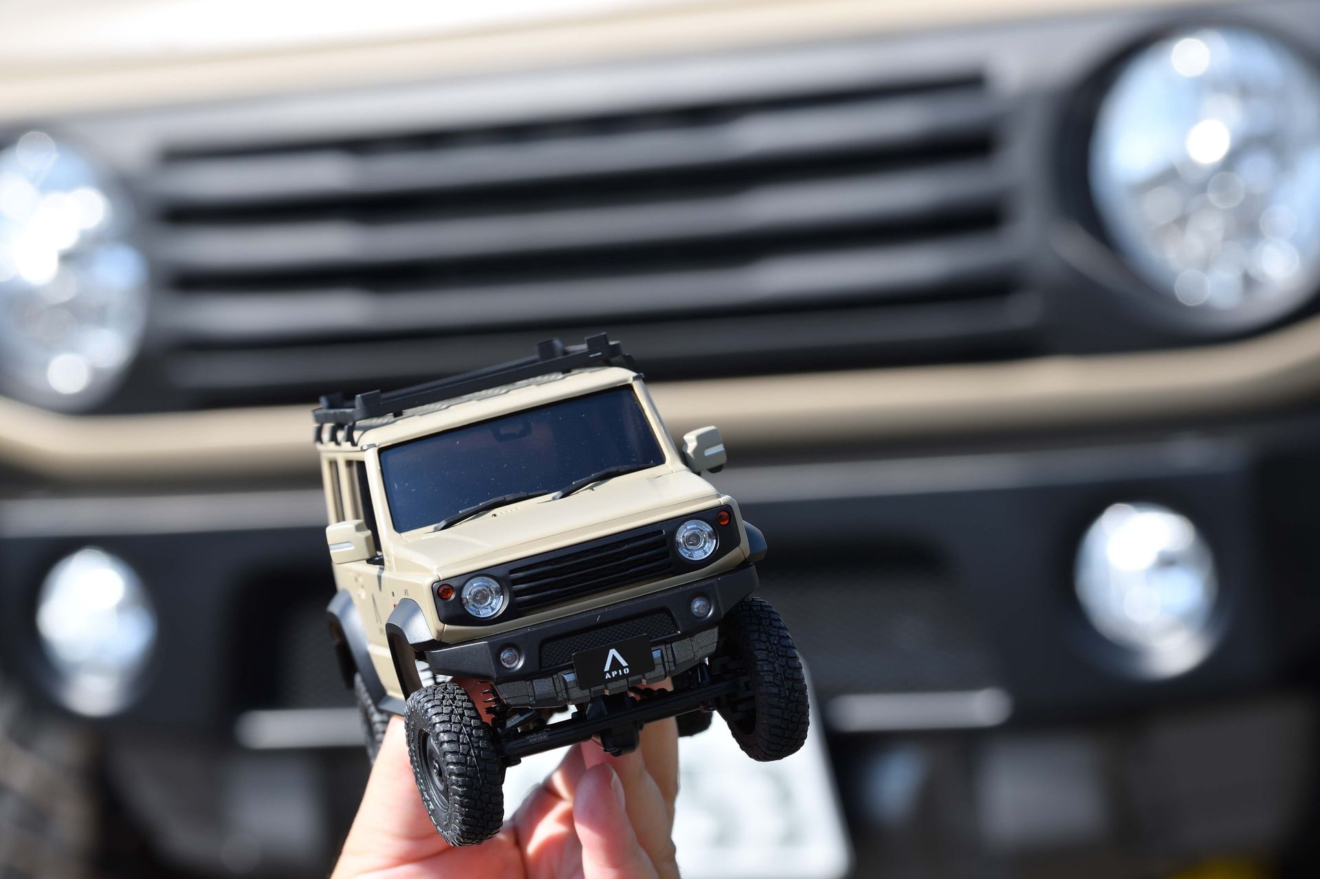 （タクティカル フロントバンパーガーニッシュ） シャープでスクエアなデザイン。コーナーカットラインのデザインを面と面を小さなアールで繋ぐことでまるでスチール製を思わせる様な仕上がり