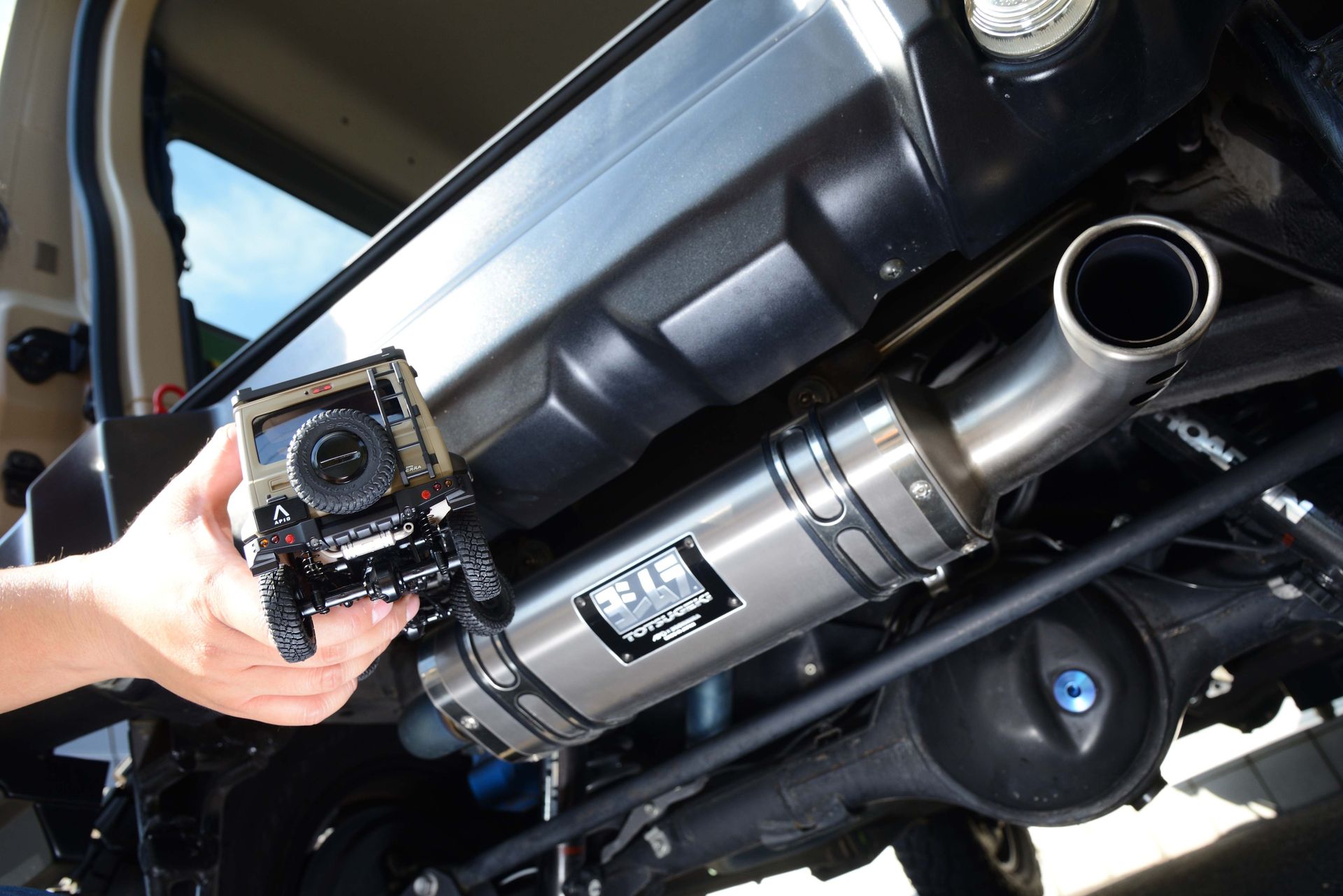 APIO x YOSHIMURA トツゲキR-77Jチタンサイクロン 2輪界で世界的に有名なヨシムラとのコラボマフラーを再現。チタングレーは、チタン素材に焼き入れをしないグレーバージョンで、エンブレムも専用のモノトーンカラー