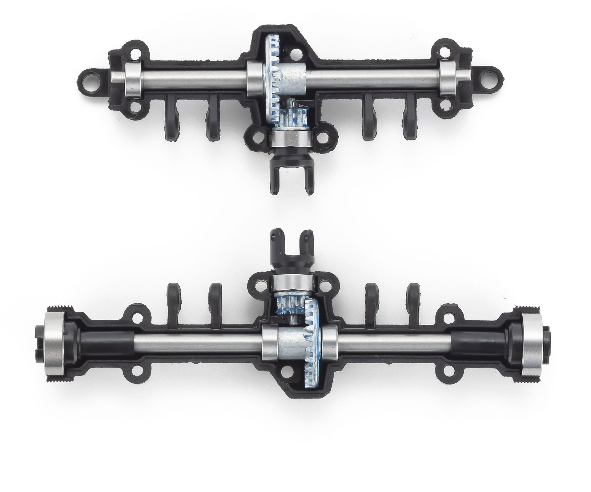 ラダーフレームに吊り下がるリンク式、前後ソリッドアクスルサスペンション。よりタフな走行シチュエーションを想定して、走行中に負荷がかかる箇所には金属製ギヤを採用して耐久性にも配慮している