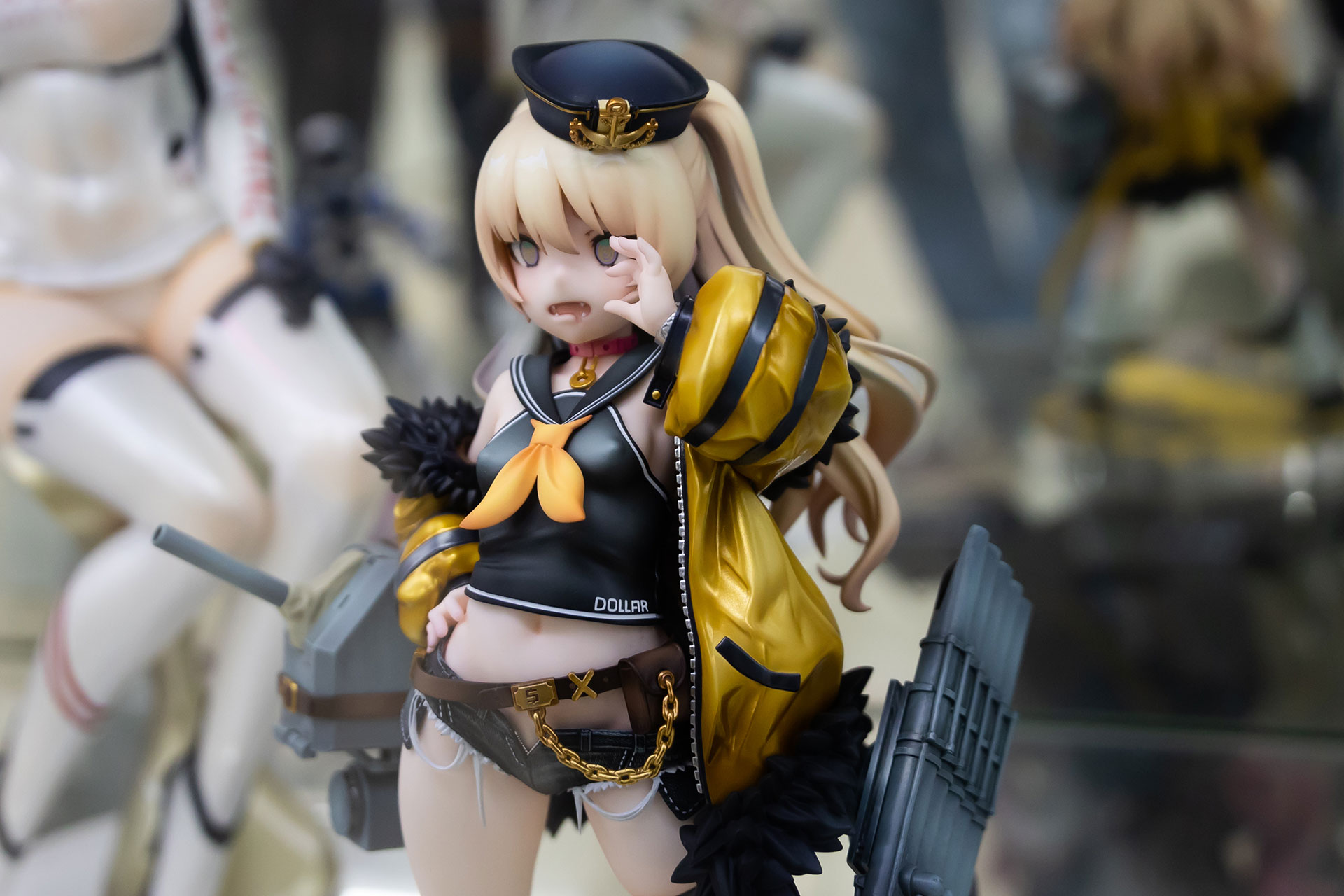 上着部分と、羽織ったスカジャンのような黄色い衣装の質感の違いもよく出ている。