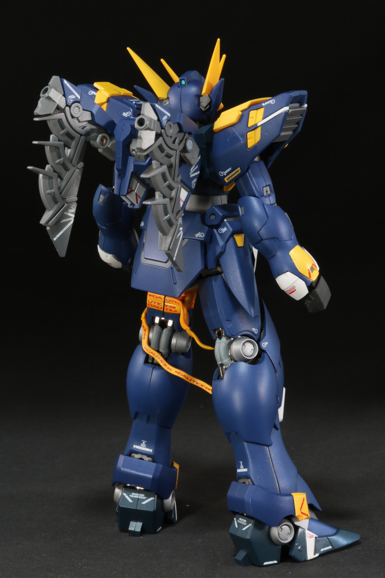 バイザー、耳アーマーの差し替えで修繕状態にすることができる