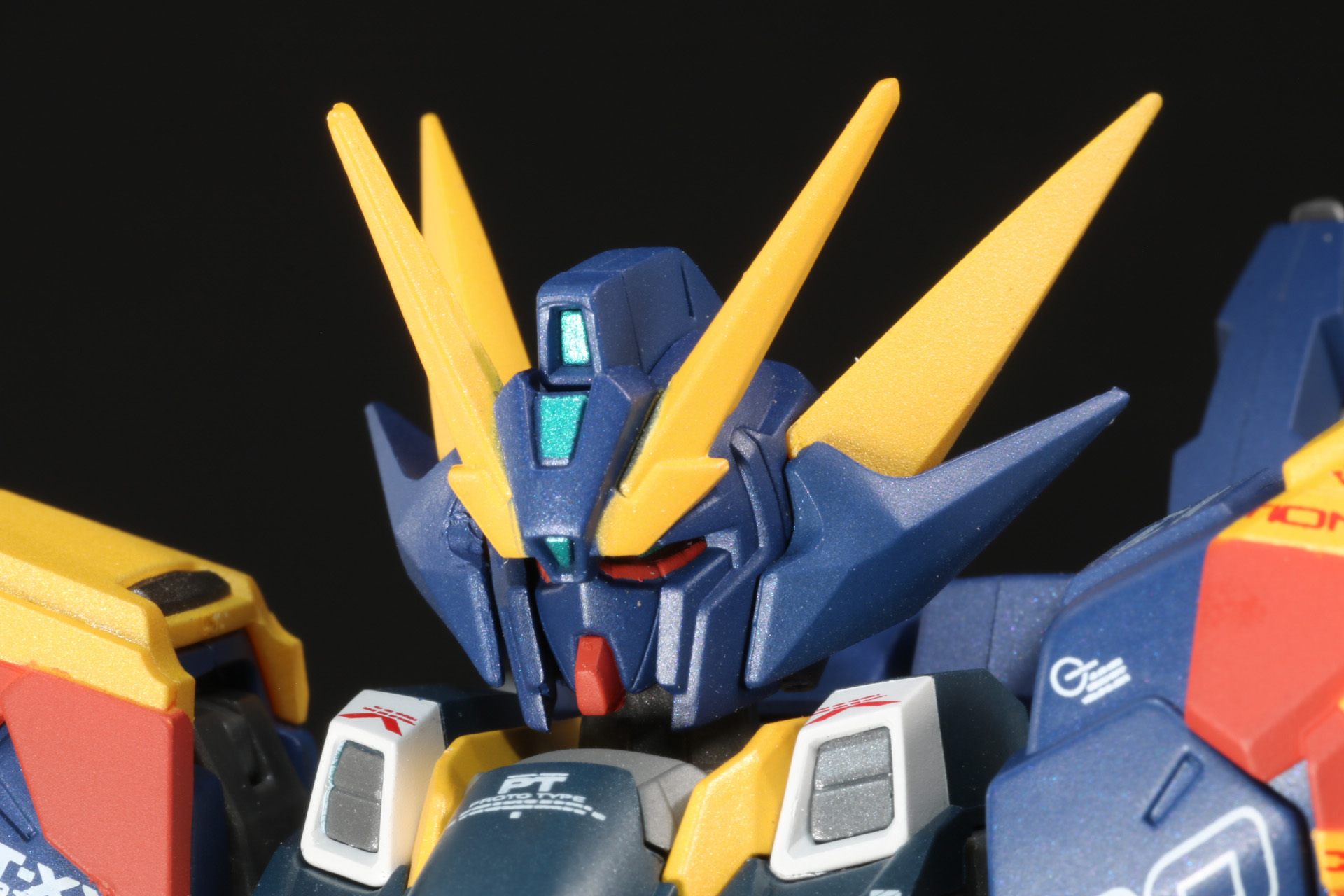 バイザー、耳アーマーの差し替えで修繕状態にすることができる