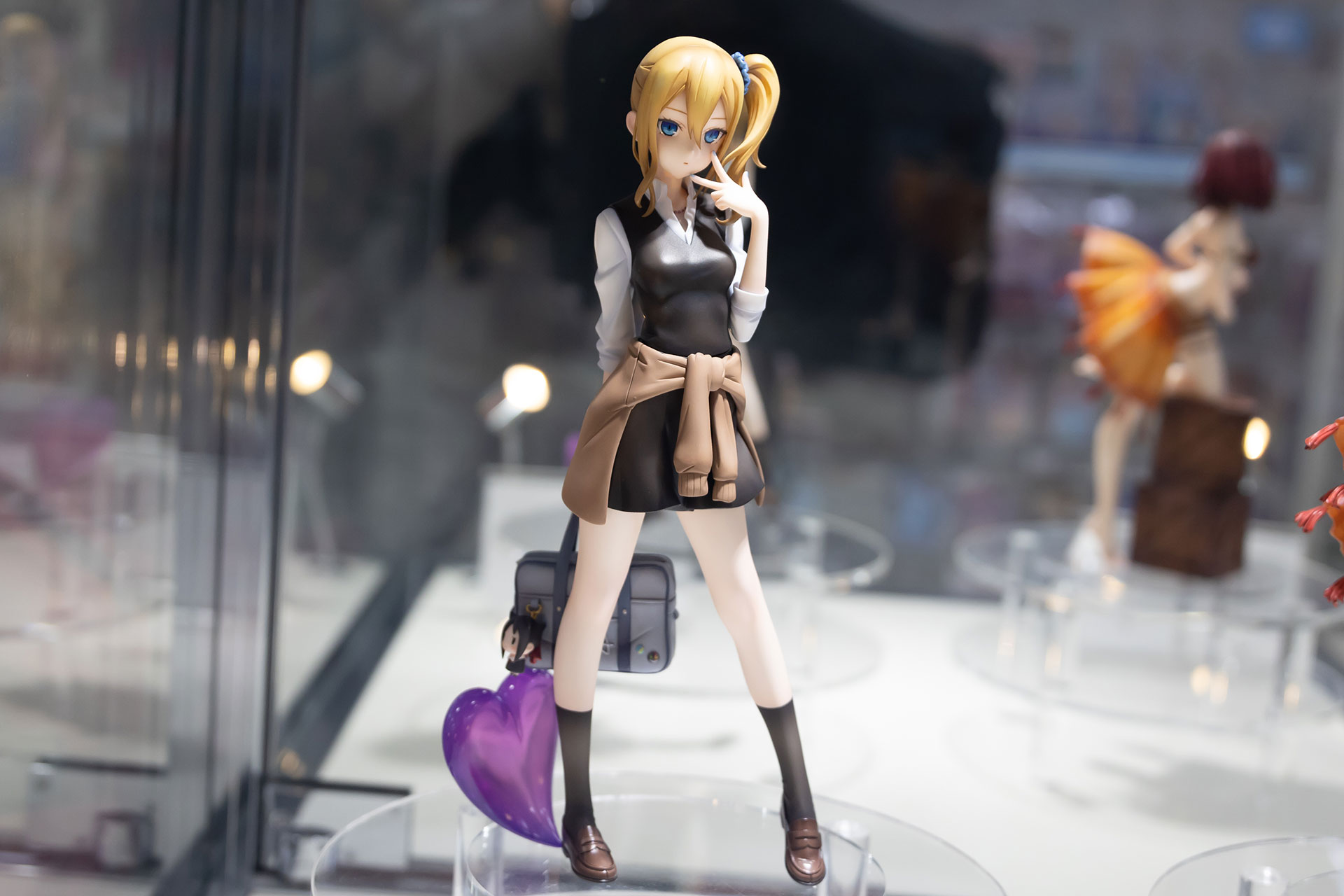 サイズは全高約225mm。台座部分はクリアでシンプルなものになっている。