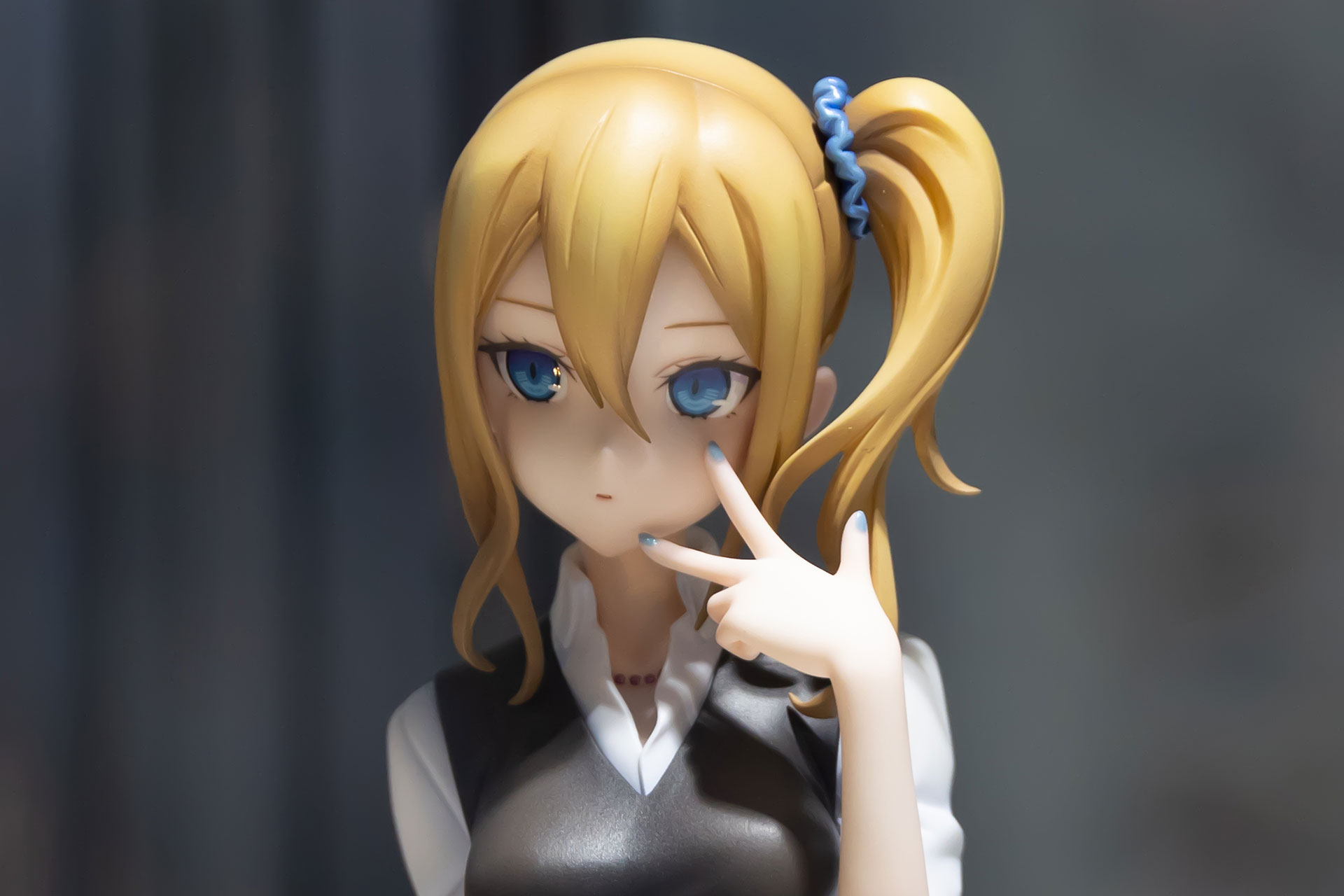 青い瞳に青いネイル、青いシュシュという組み合わせと、黄色い髪が妙にマッチしている。