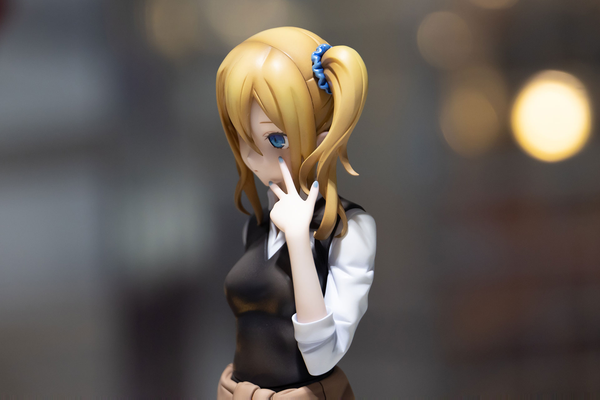 やや横方向から見ると、少しアンニュイな雰囲気も。