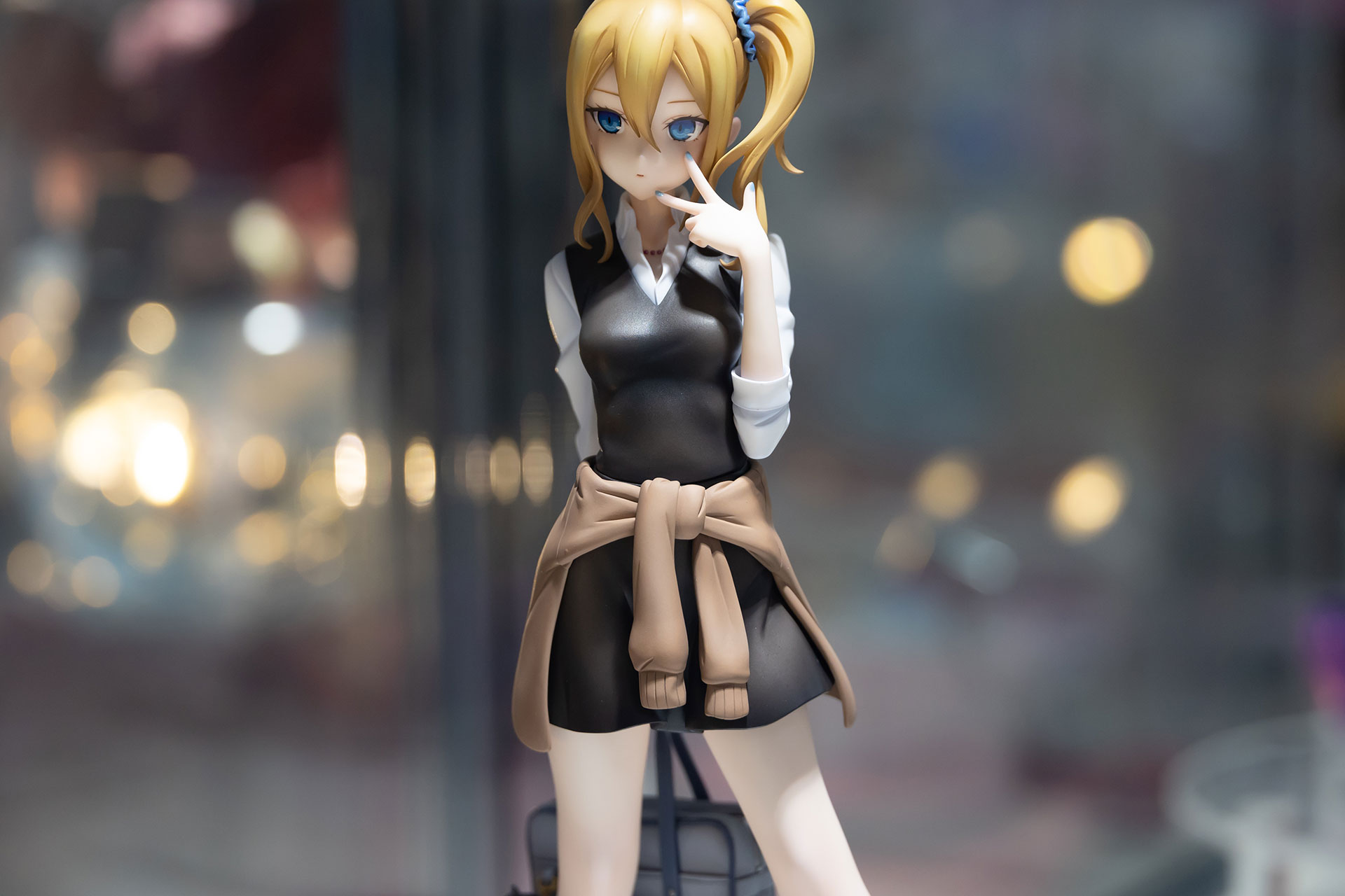 ぱっと見は普通の制服姿だが、かぐや様からは「最近アナタ、気が緩んでるんじゃない？」と突っ込みが入れられそうなファッションだ。