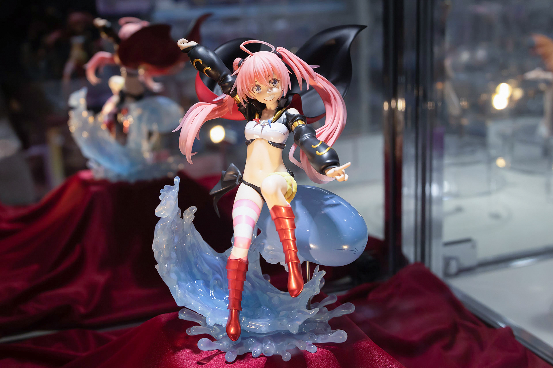 サイズは高さ約200mm、横約150mm、奥行き約175mmと、なかなかのボリューム感だ。