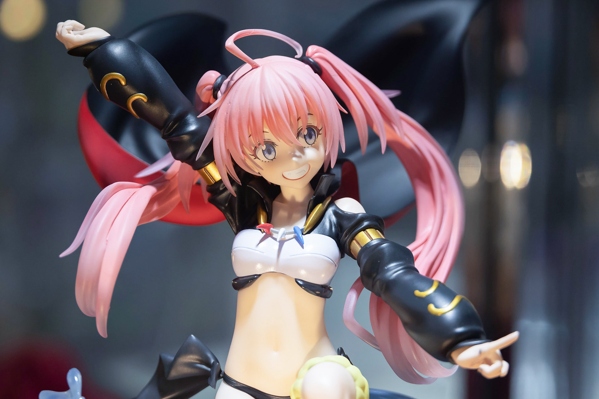 ツインテールの長い髪は、風になびいている様子を再現されている。マントが翻っているような状態になっており、こちらも空気感がよく出ている。