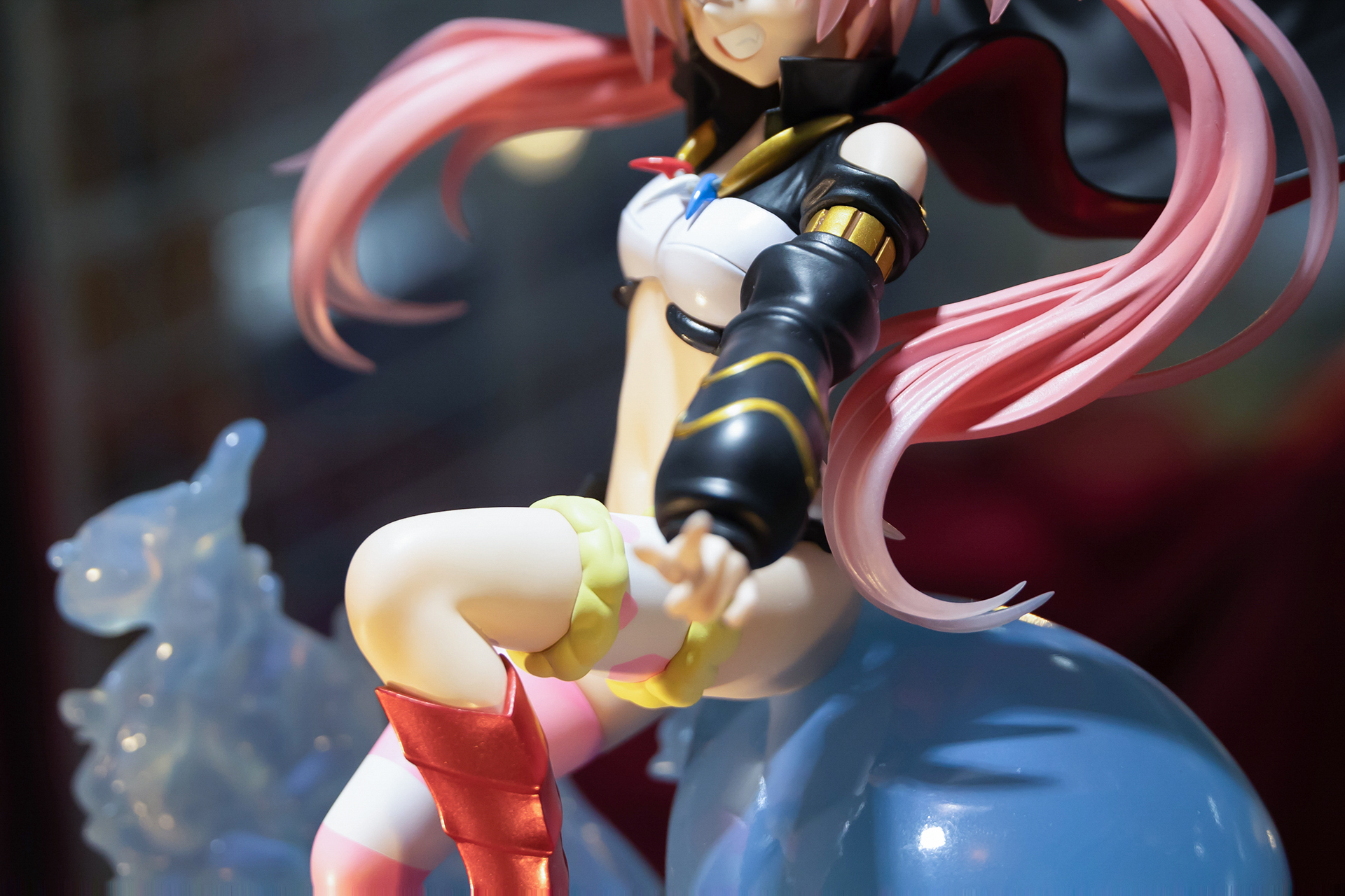 いろいろな角度から見たくなる作品だが、やや角度を変えると体のラインがよくわかる。