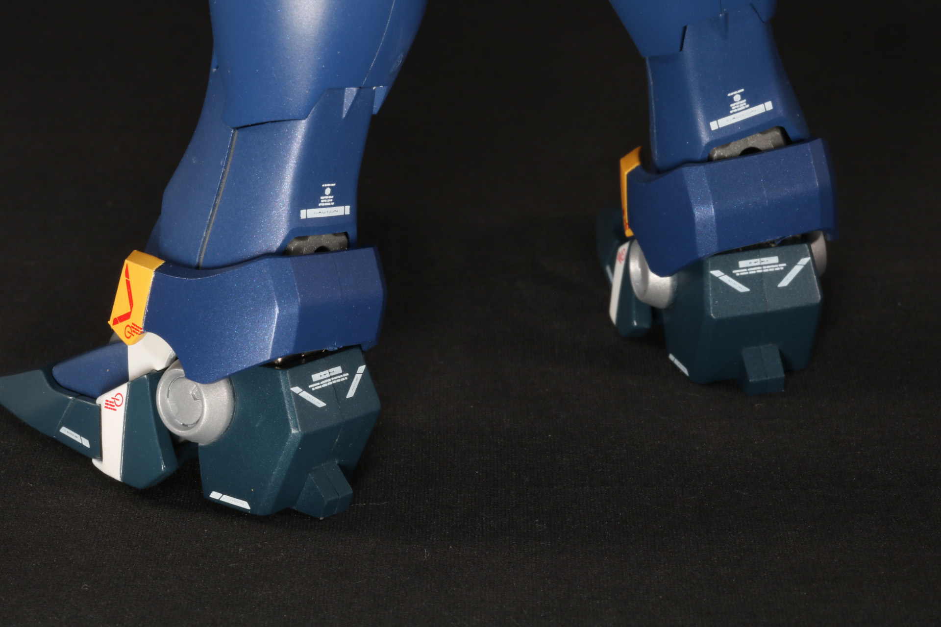 ADテープがなびく造形や「CAUTION」の文字も繊細に表現している