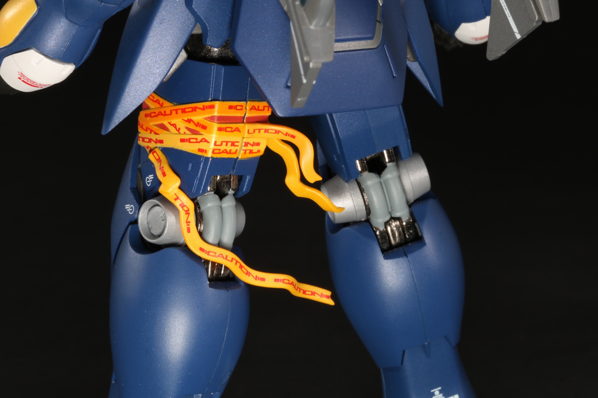 ADテープがなびく造形や「CAUTION」の文字も繊細に表現している