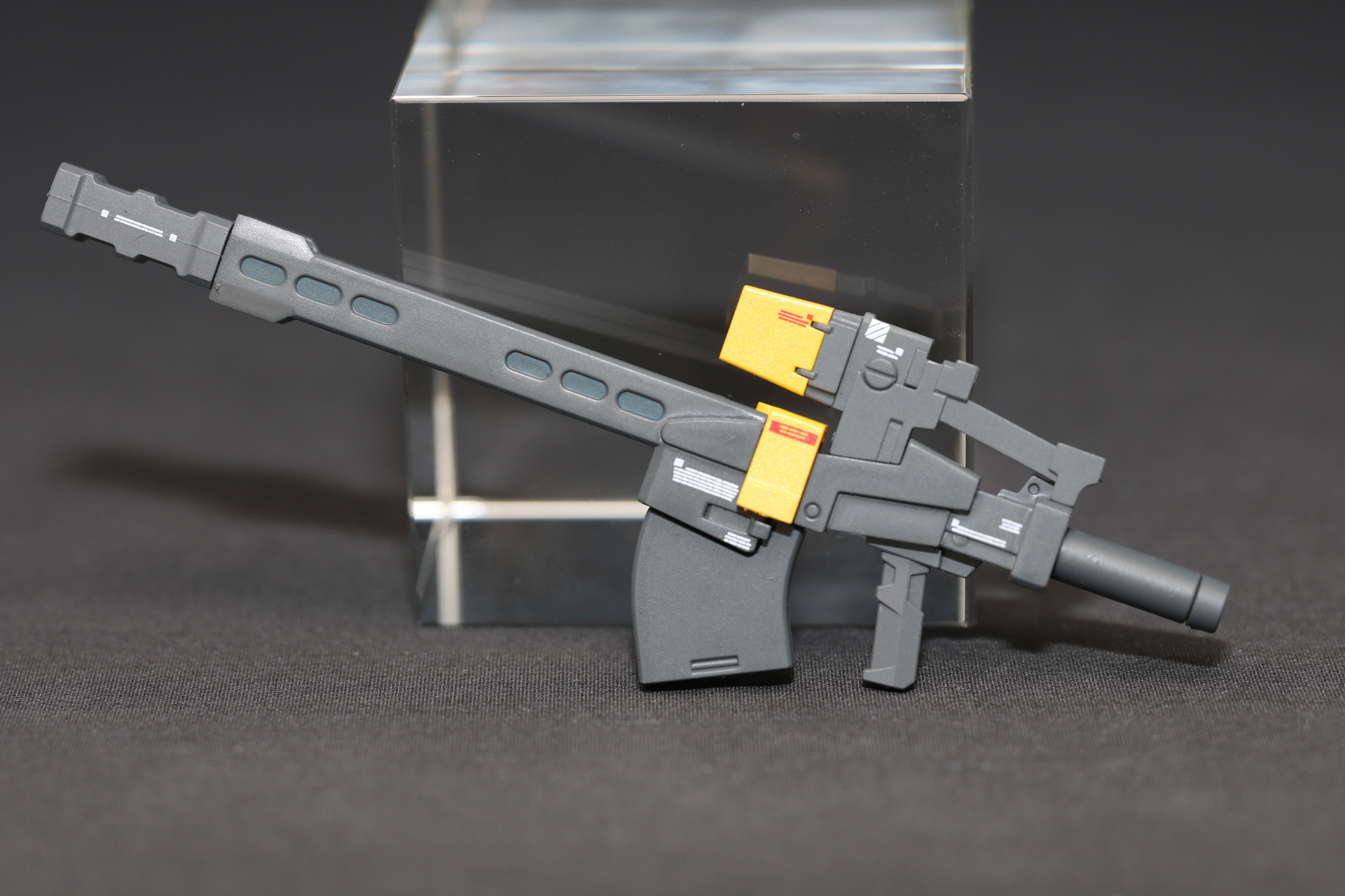 ライフルはシンプルなデザインで、艶消しの色彩で重みが感じられる