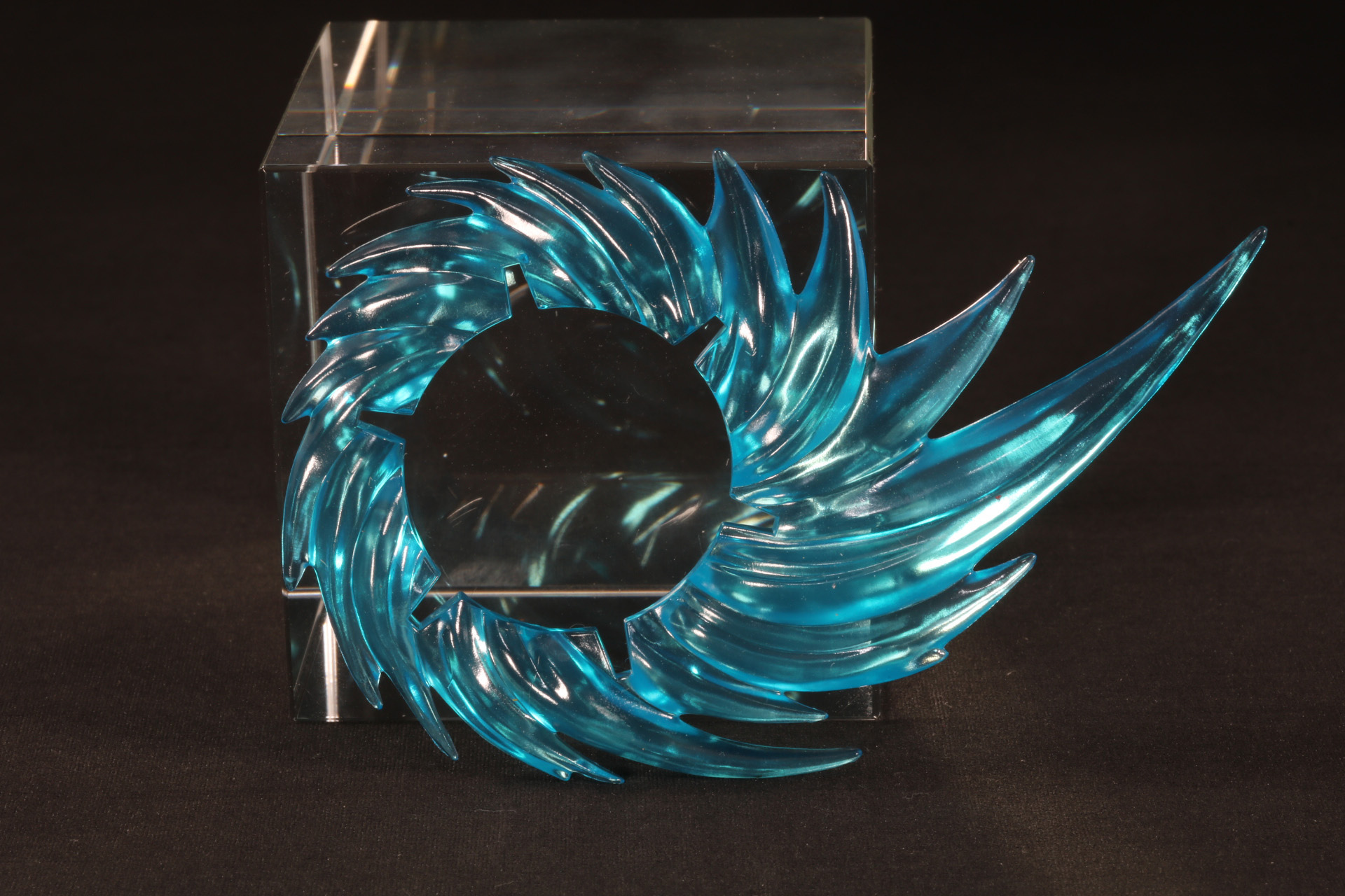 円形パーツの外側を覆うようにしてエフェクトパーツを装着