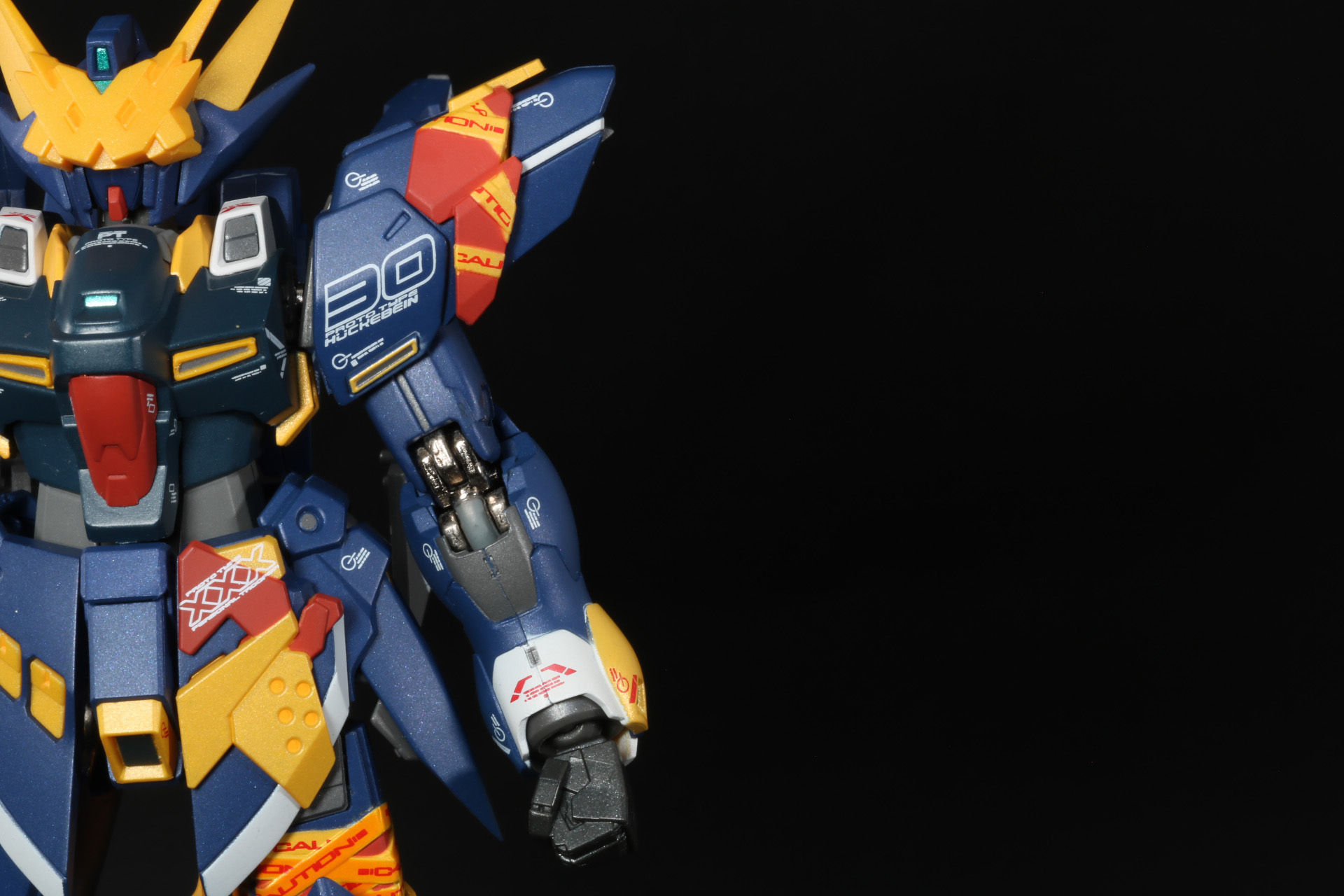 腕部の横方向へ大きく可動し、肩アーマーも連動して動く