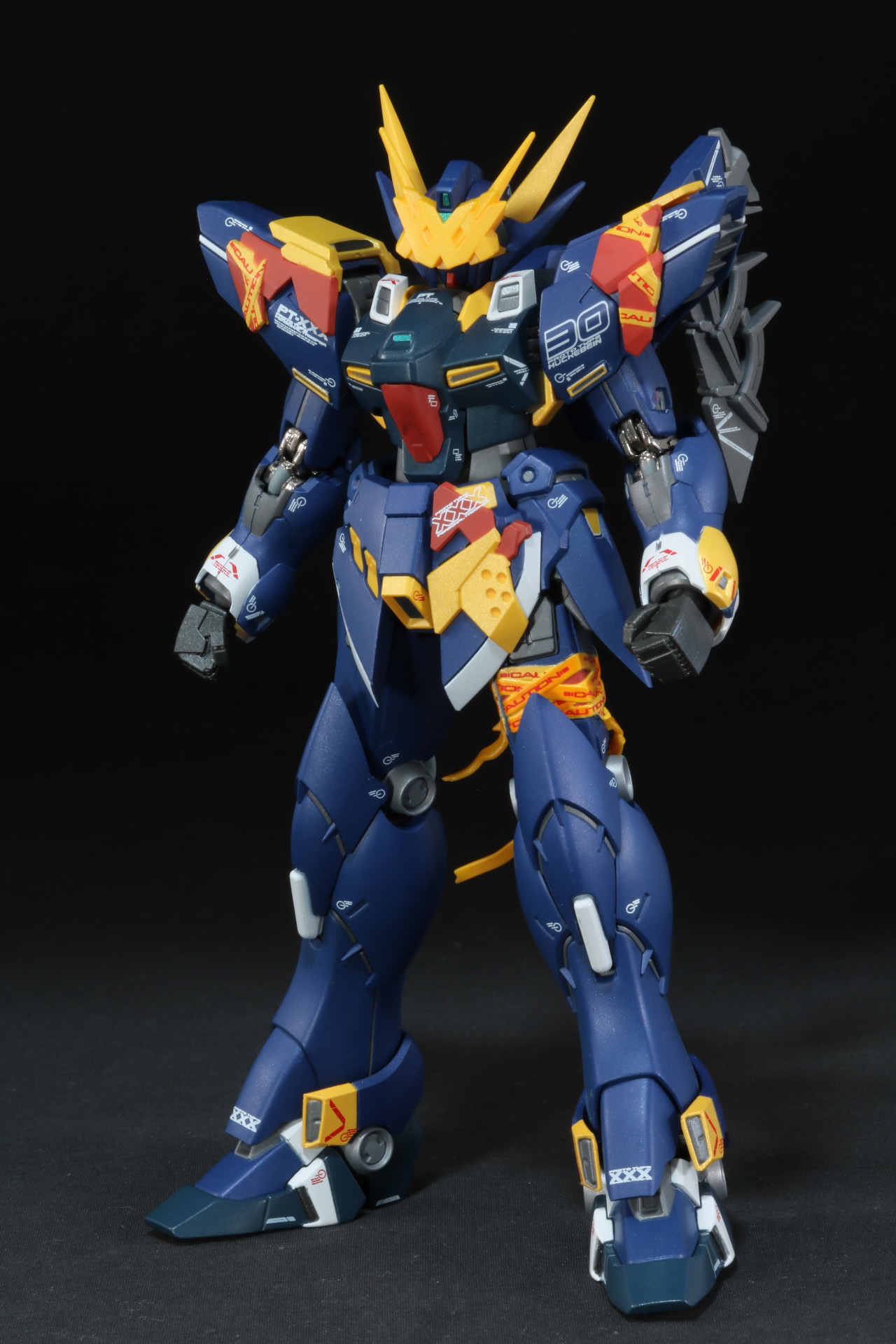 頭部の「XXX」のバイザーは厚みのある造形となっている