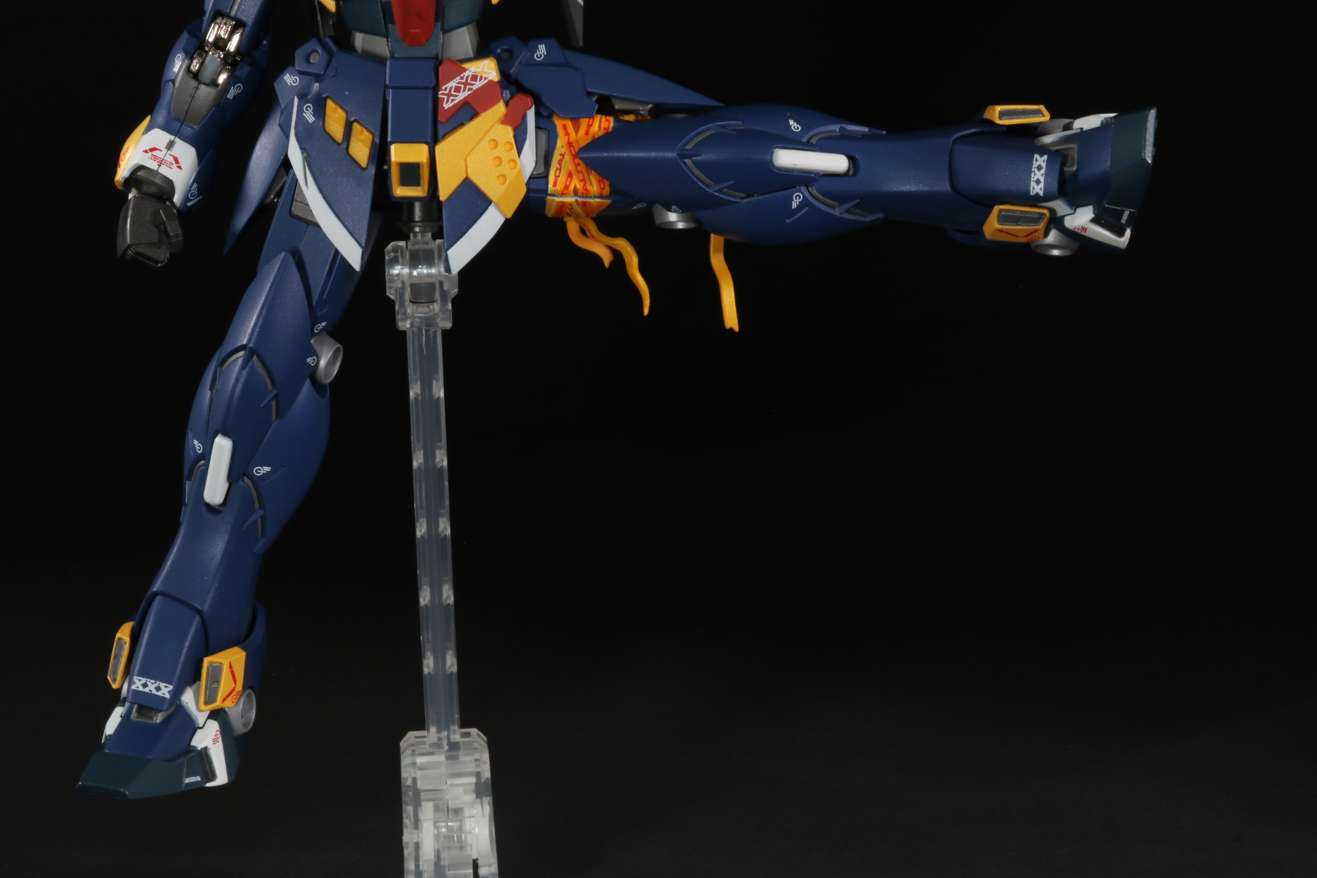 脚部の横可動は大きく動き、体を開いた状態や股関節のダイキャストで上げた状態も維持できる