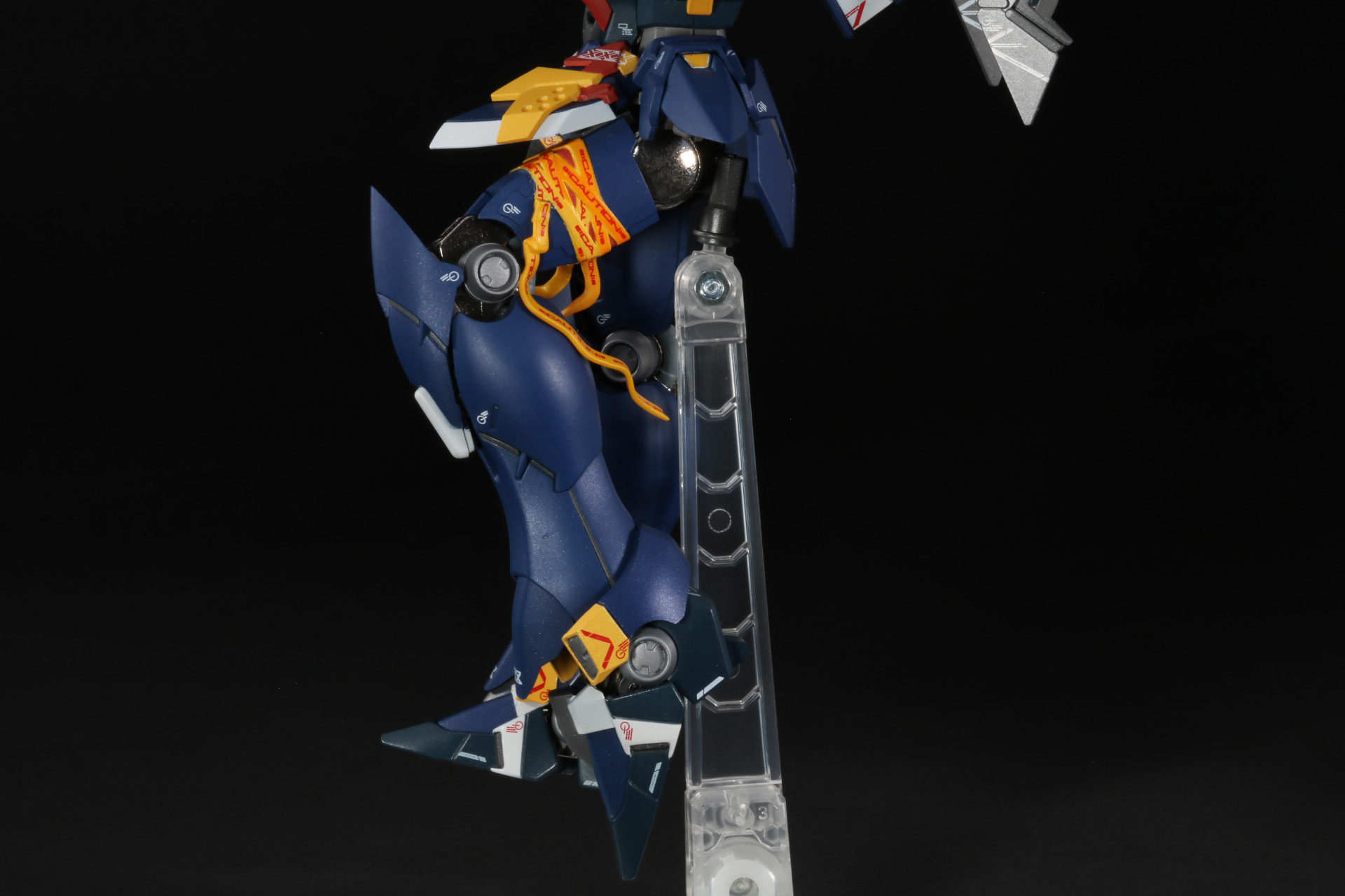 腕を前へ上げる可動は控えめで、膝関節の可動域は約90度。つま先は柔軟に可動する