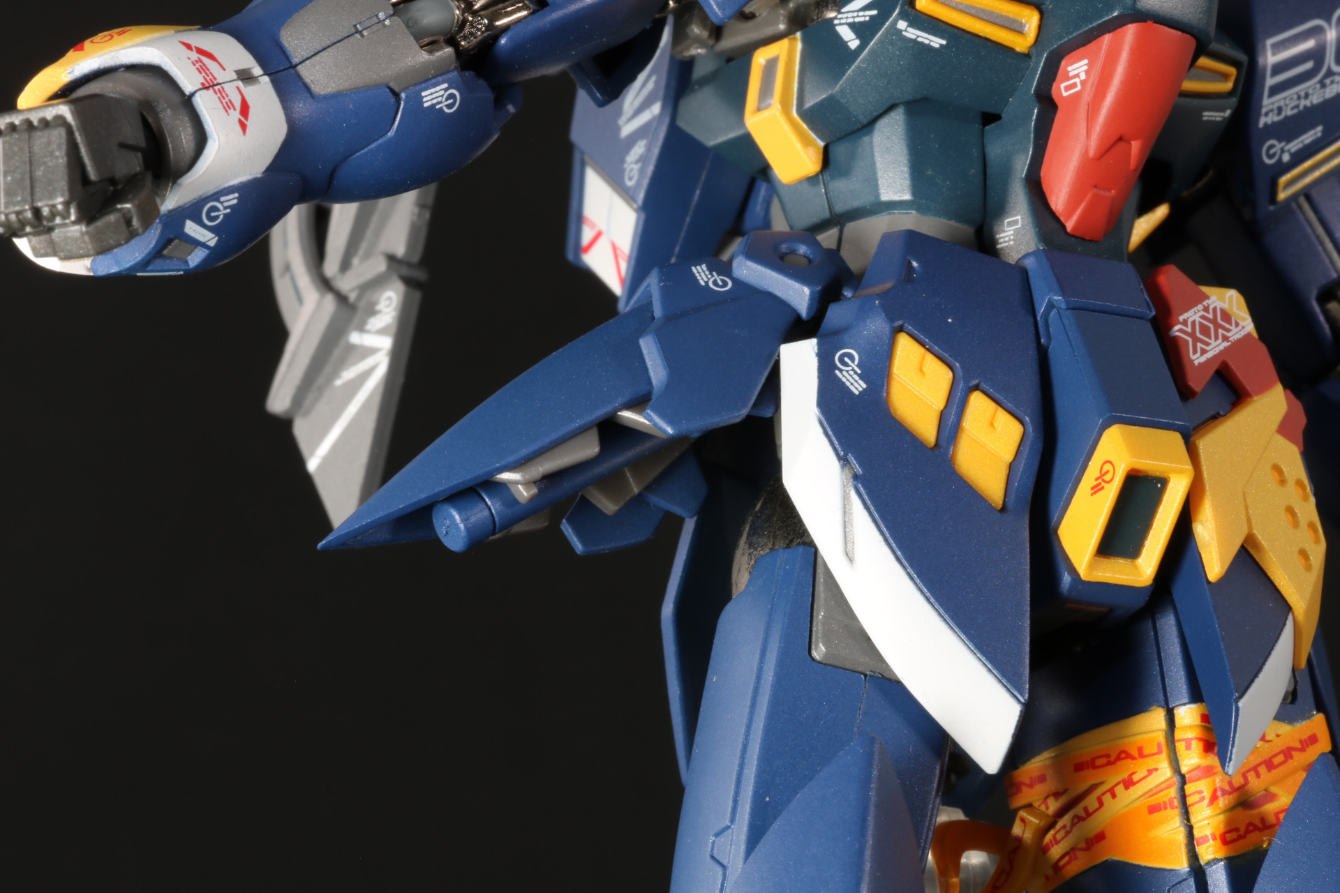 ロシュセイバーの柄はサイドアーマーの裏側に収納することができる