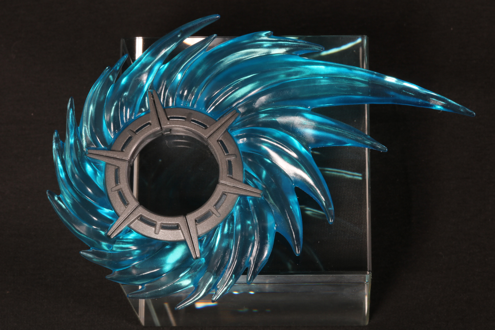 円形パーツの外側を覆うようにしてエフェクトパーツを装着