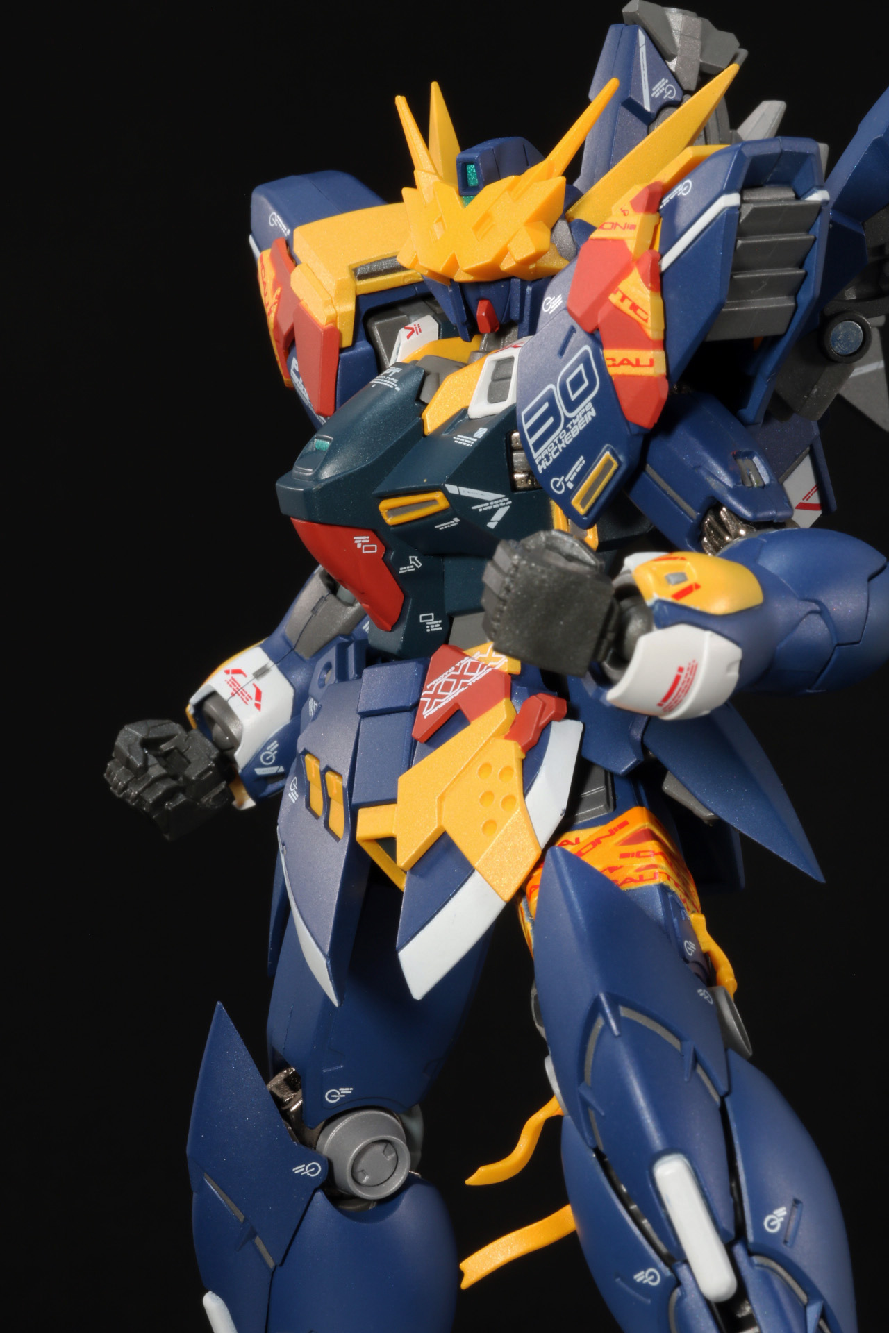 素手で殴りかかるアクションも腰の入ったポーズ