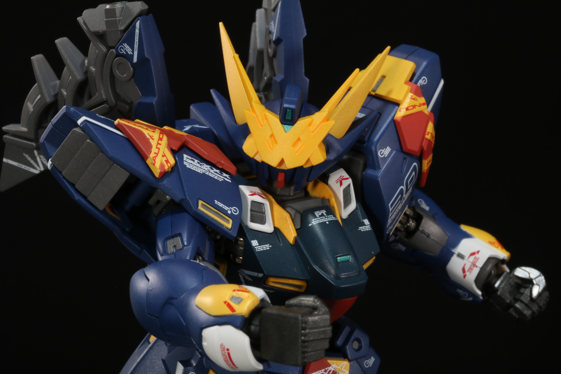 素手で殴りかかるアクションも腰の入ったポーズ