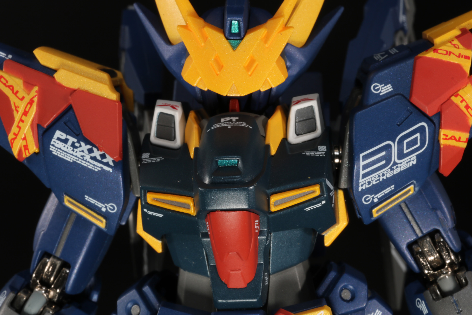 頭部の「XXX」のバイザーは厚みのある造形となっている