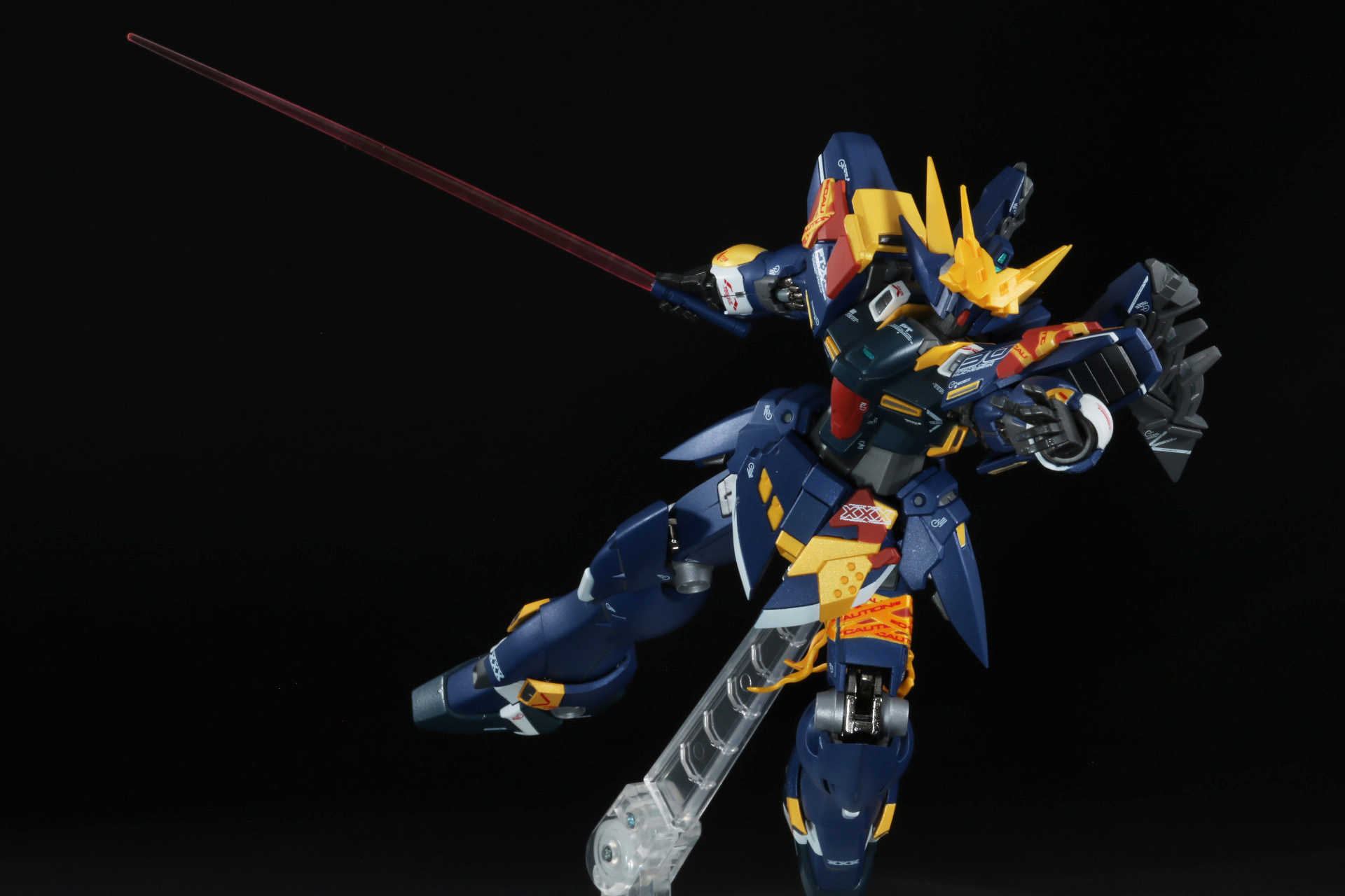 敵機の懐に飛び込むスピーディさは台座とロシュセイバーで演出