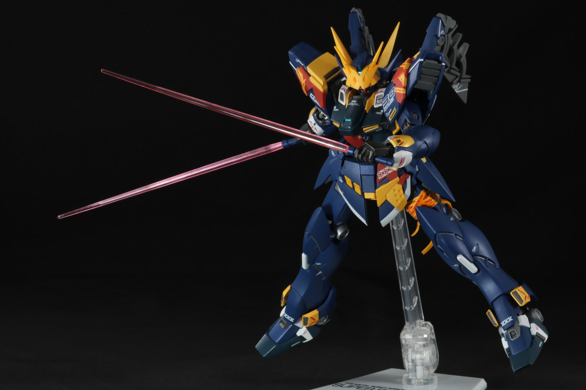 作中にはないロシュセイバーの二刀流ポーズも立体物ならではの表現ができる