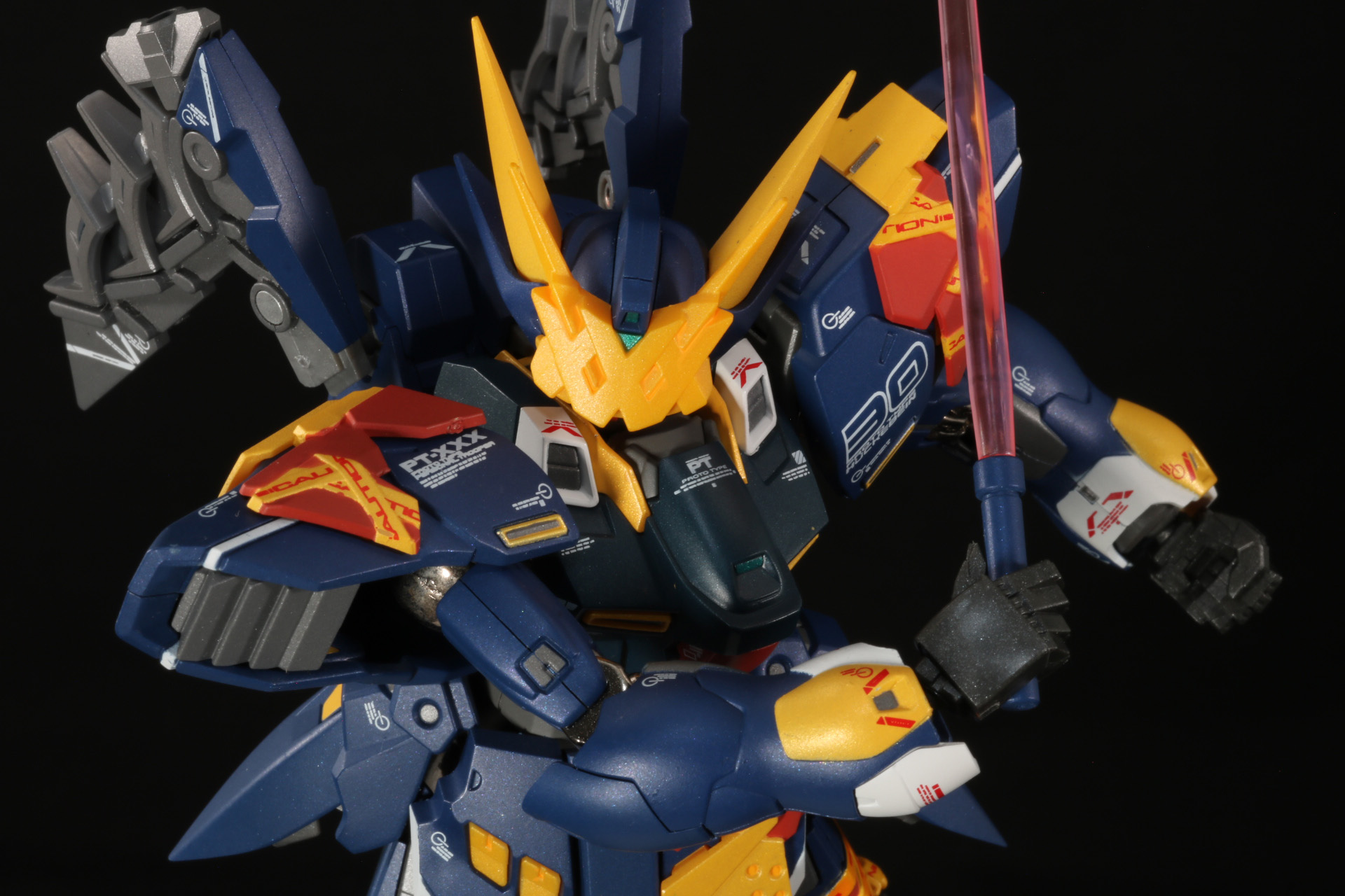 逆手持ちでスタイリッシュな姿勢も映える