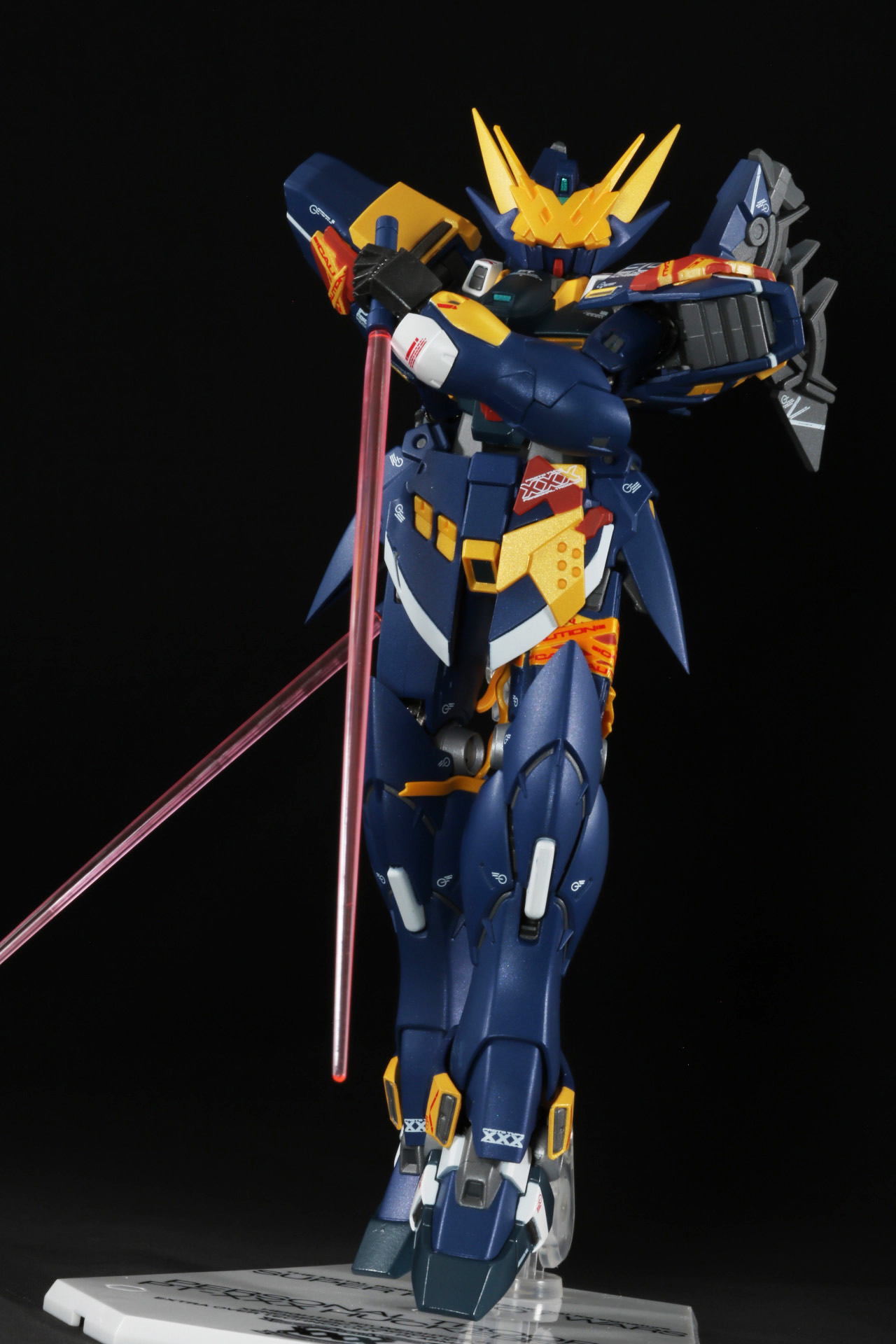 逆手持ちでスタイリッシュな姿勢も映える