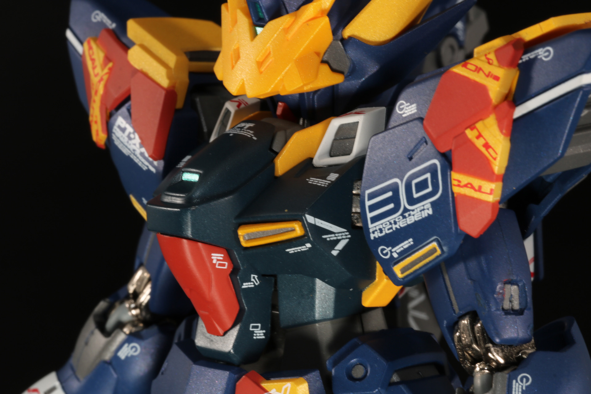 肩の「30」のマーキングやアポジモーターなども細かく表現している