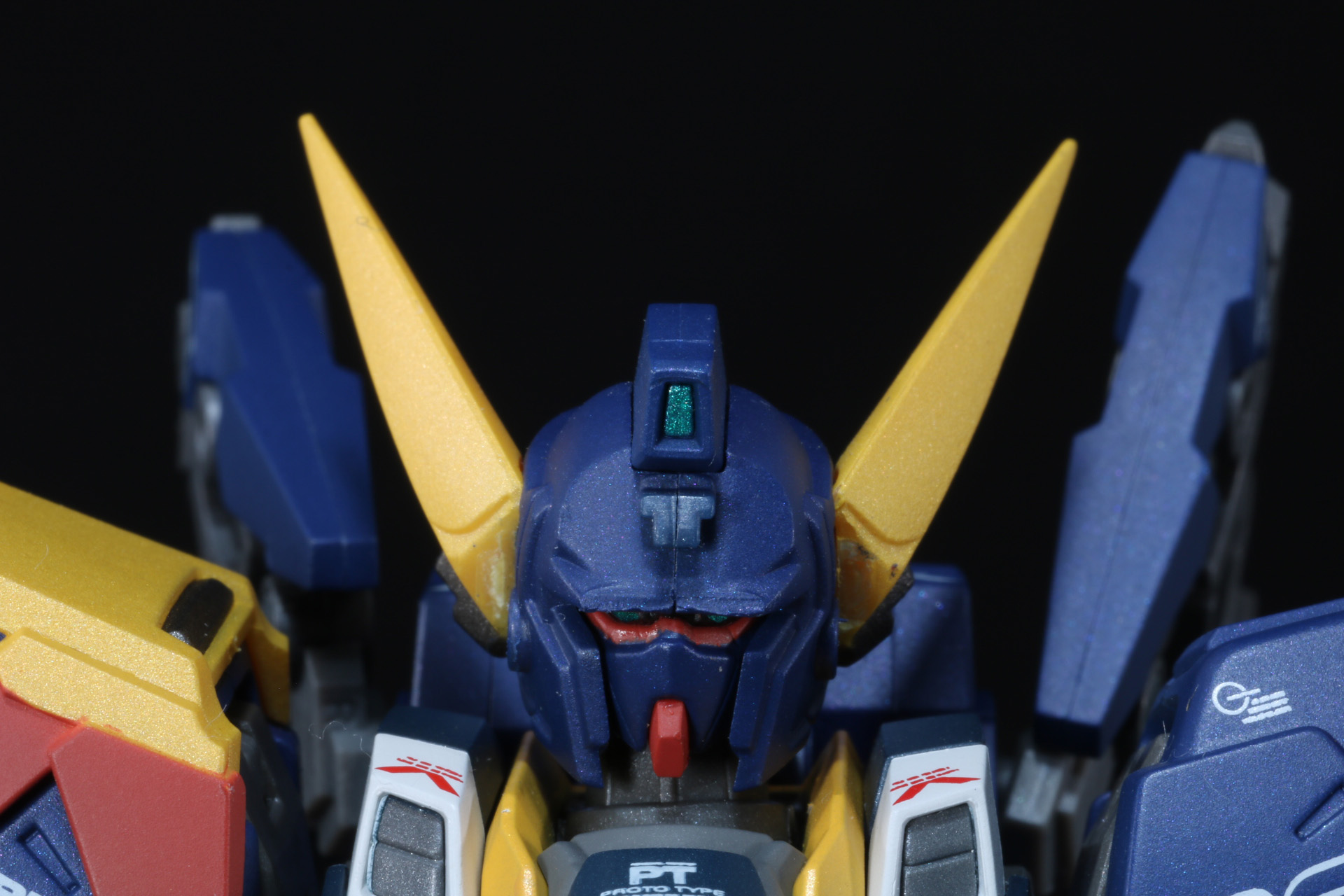 頭部は「XXX」バイザーパーツと耳アーマーパーツを変更。バイザーの下にはツインアイを造形