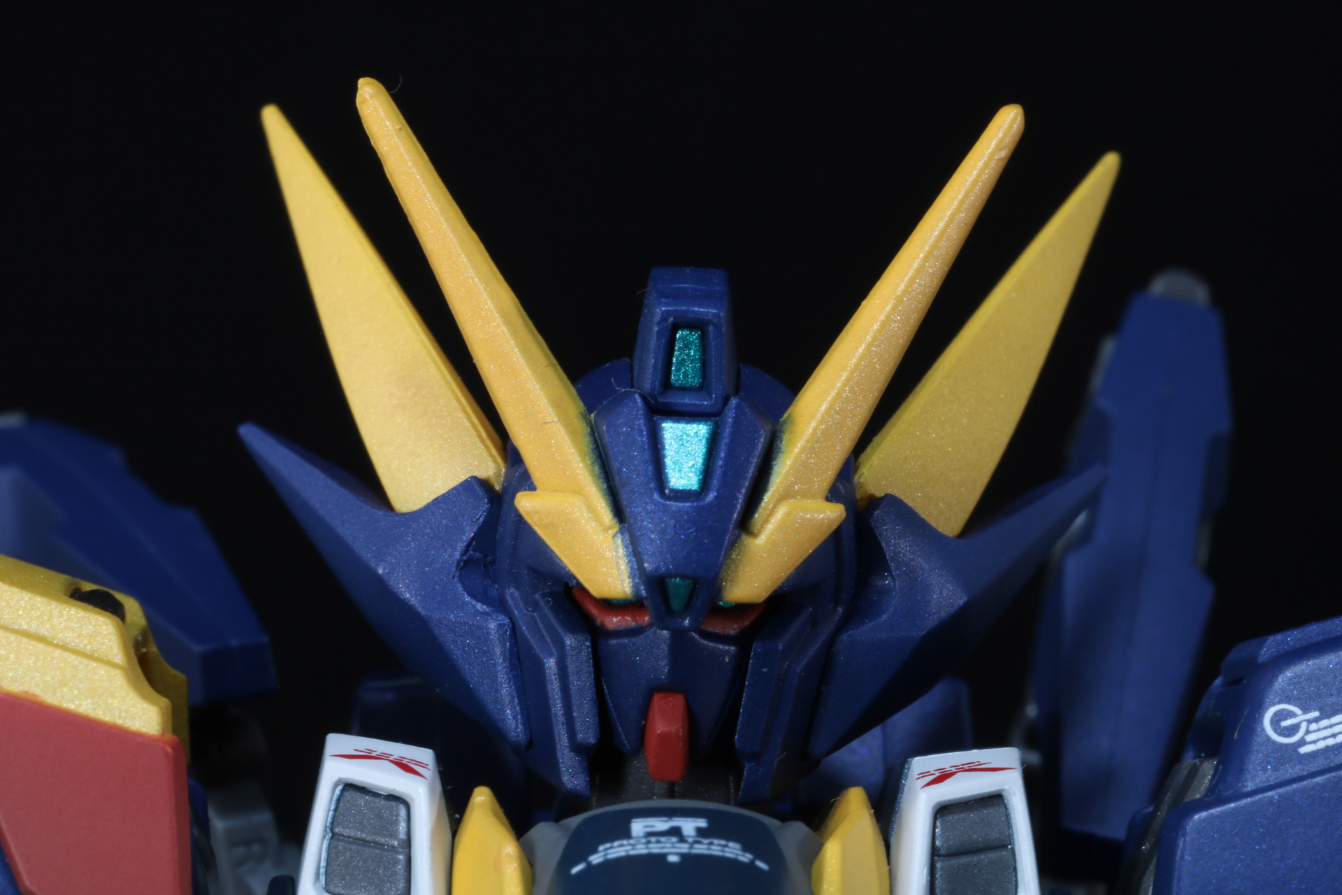 頭部は「XXX」バイザーパーツと耳アーマーパーツを変更。バイザーの下にはツインアイを造形