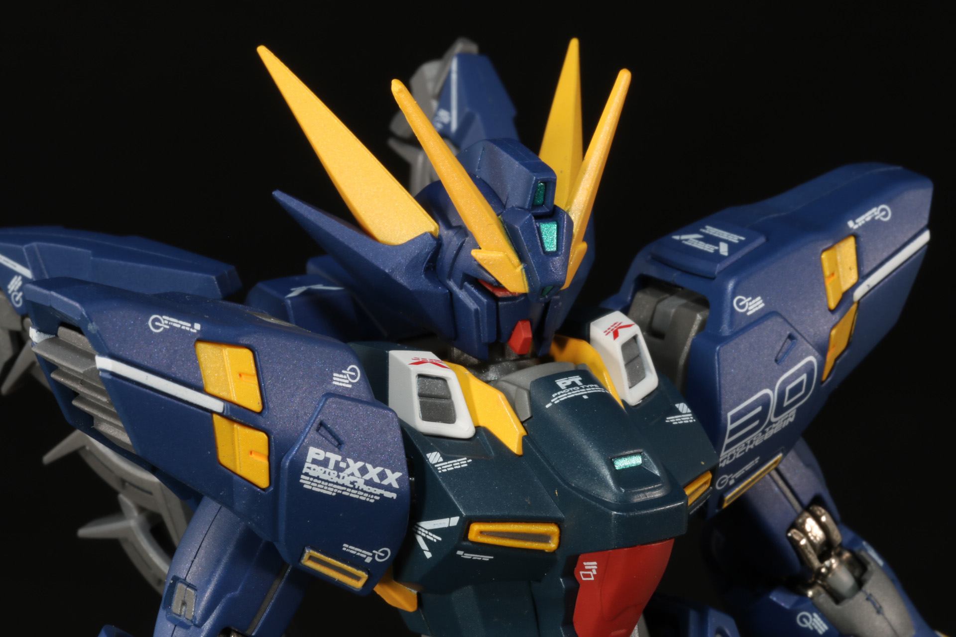 黄色と赤茶色の外装パーツを取り外し