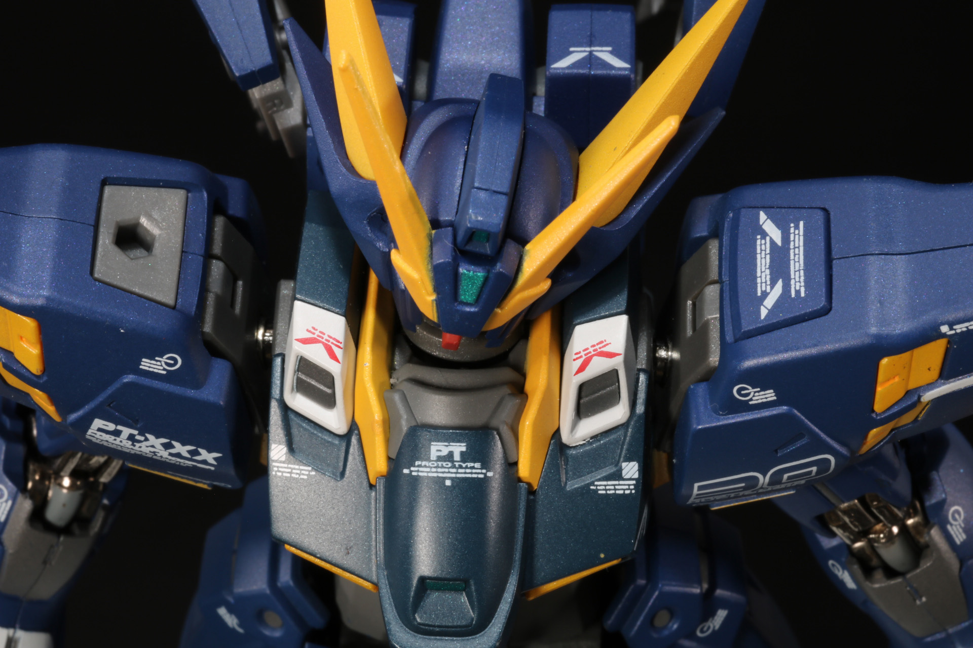 右肩アーマーの接続口に交換パーツをはめ込む