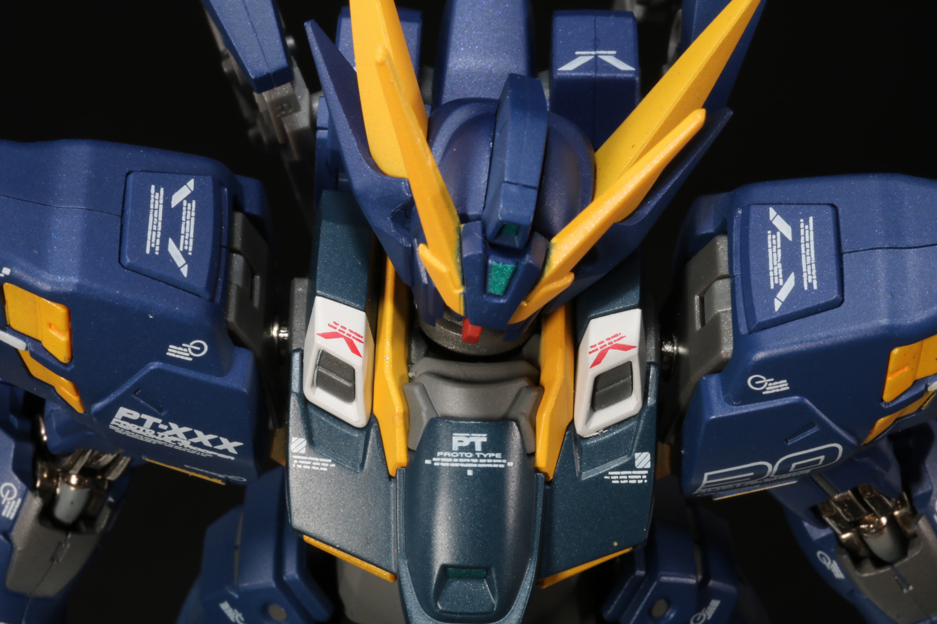 右肩アーマーの接続口に交換パーツをはめ込む