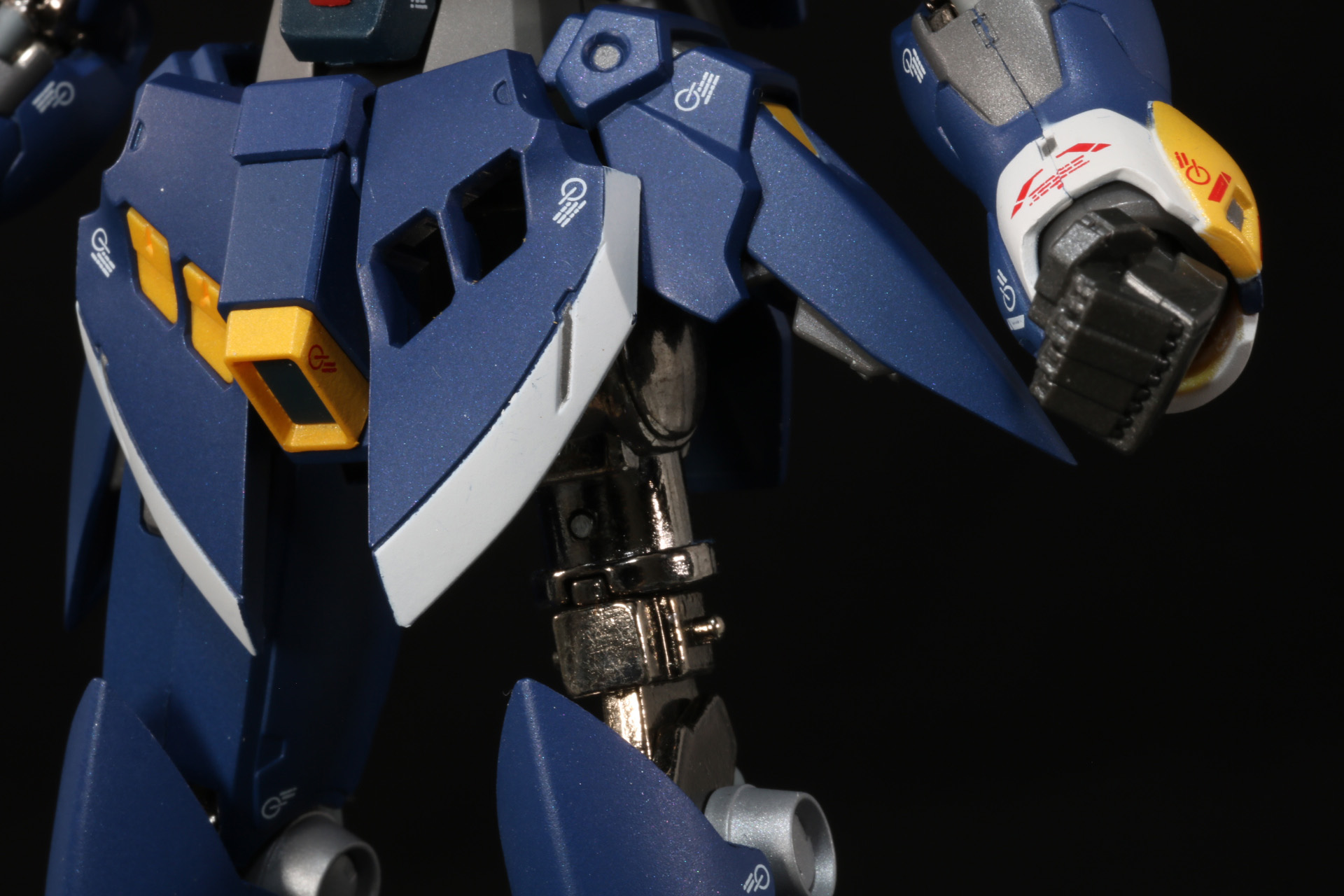 フロントアーマーの一部、左脚部のアーマーを取り外し、交換パーツに組み替える