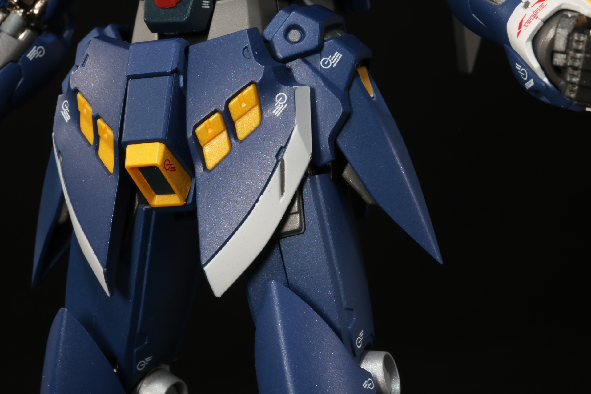 フロントアーマーの一部、左脚部のアーマーを取り外し、交換パーツに組み替える