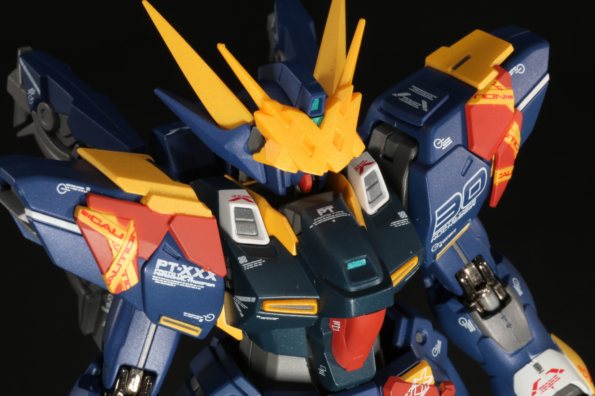 腰部は左右非対称だからこそできる複雑で神秘的な魅力が伝わってくる