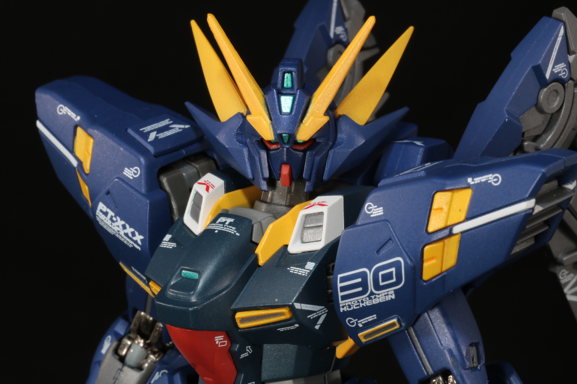 表情があらわになり、よりヒロイックな印象に