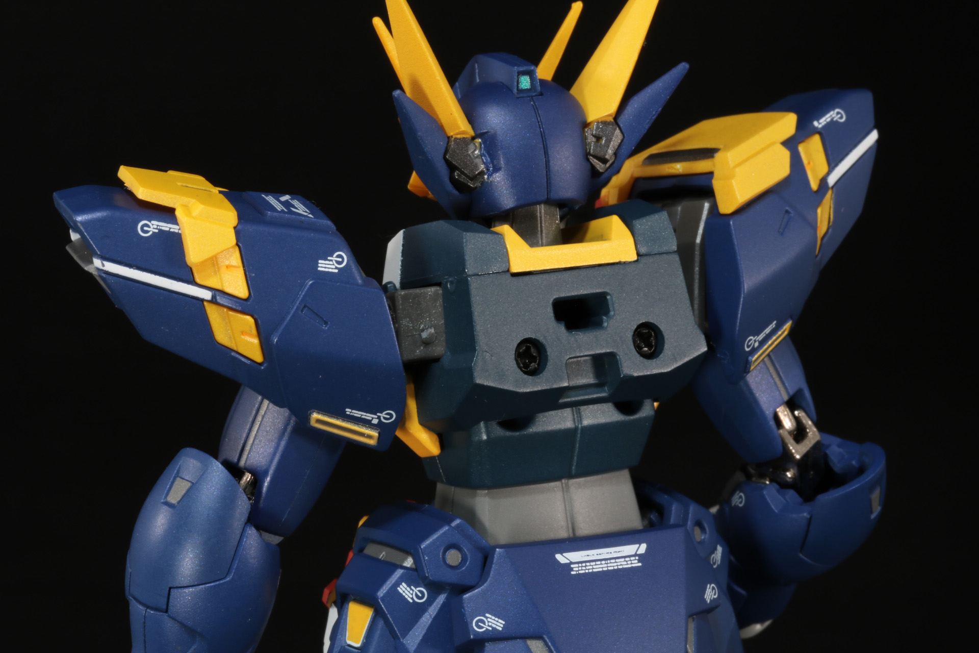 凸型の差込具にバックパックを差し込んで固定