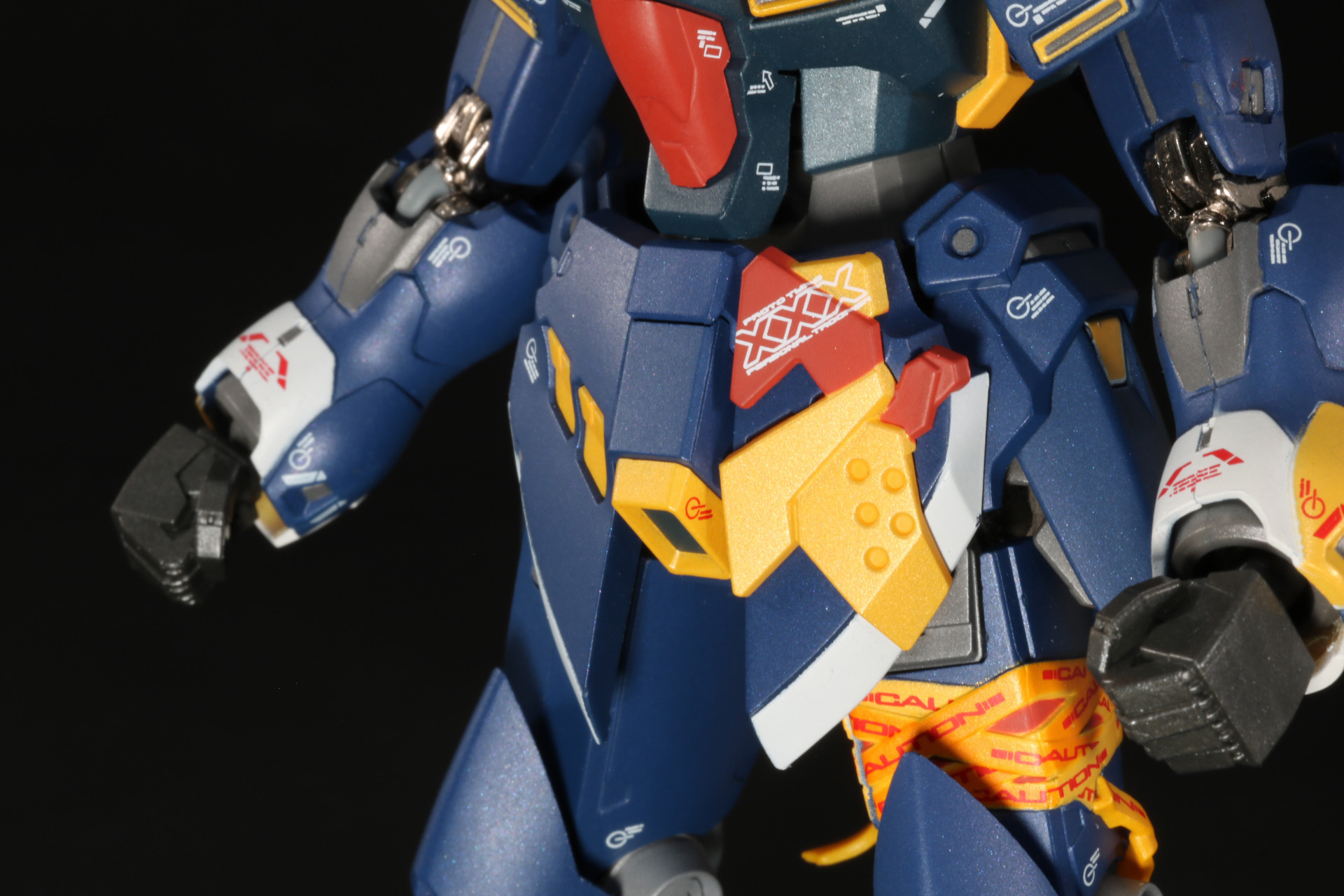 腰部は左右非対称だからこそできる複雑で神秘的な魅力が伝わってくる