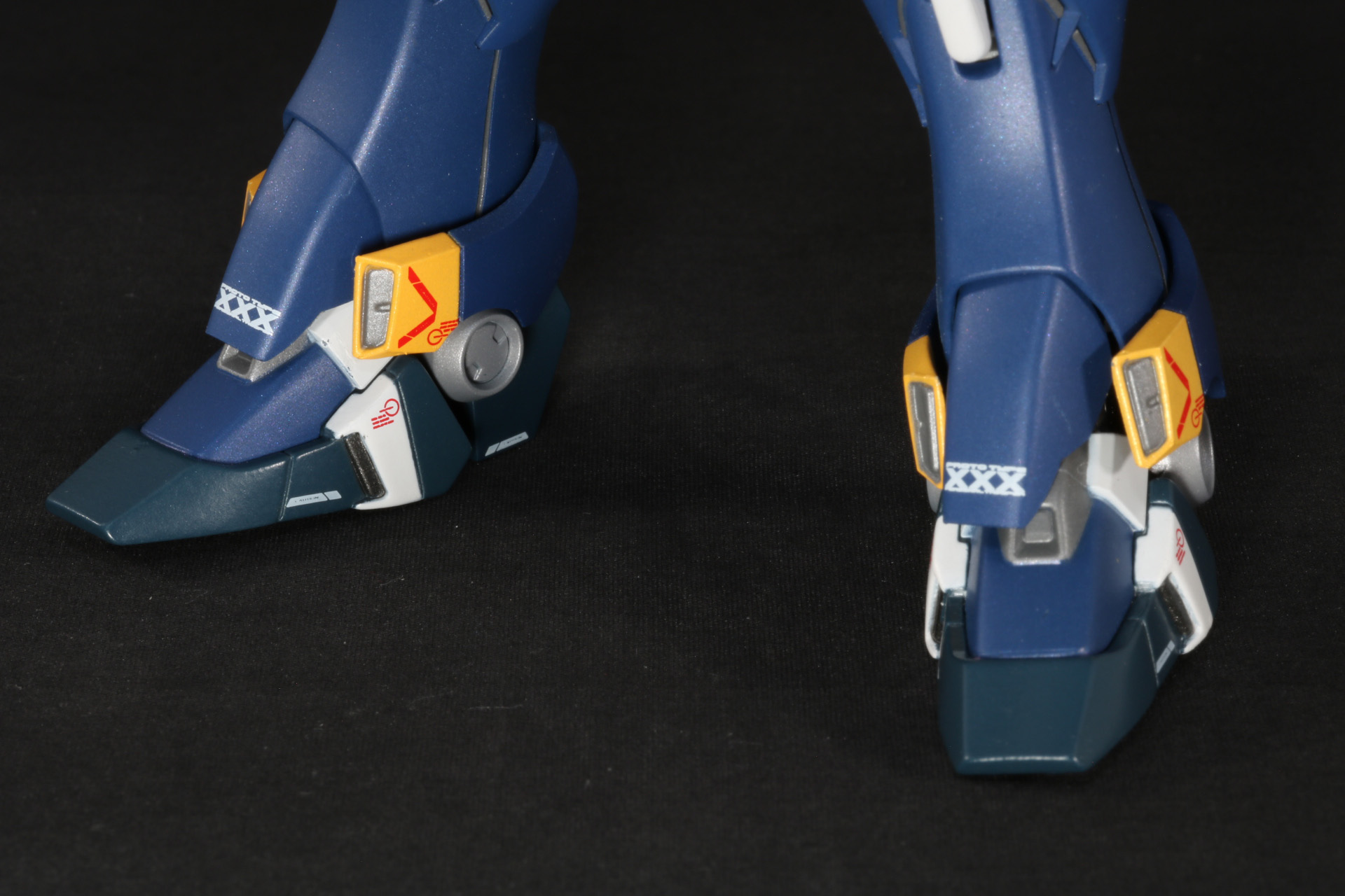 足首回りも細かいマーキングを施している