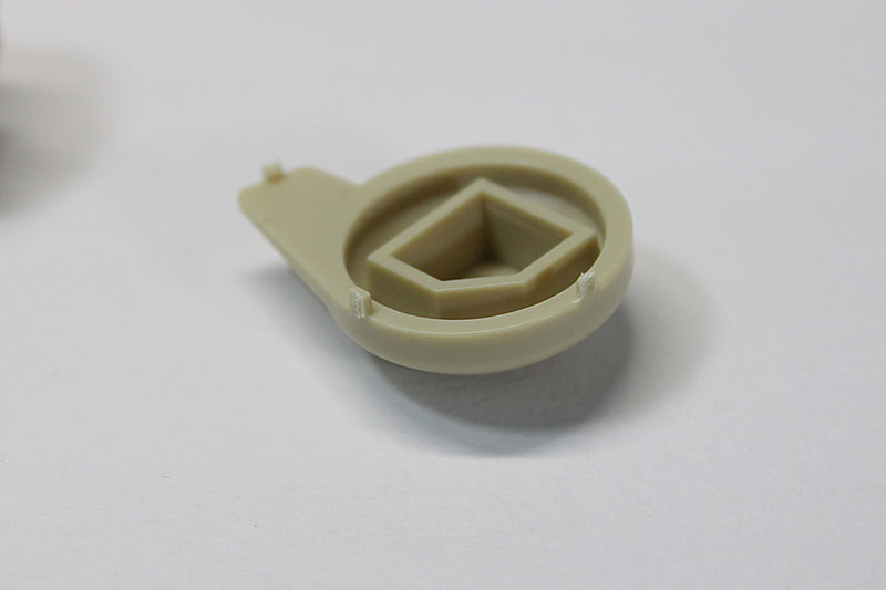 ところどころアンダーゲートが使われています。初心者には整形しづらい曲面にゲート跡を作らない配慮なのかなあとも