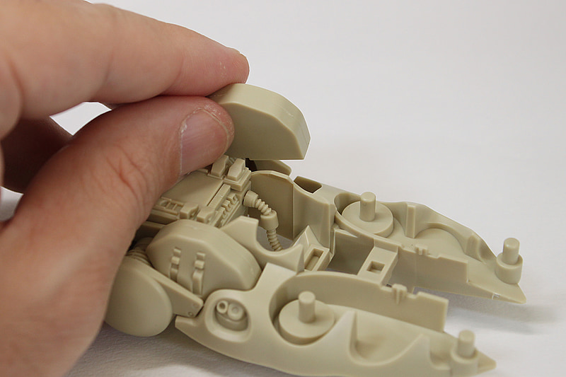 機体底面のパーツに先程の円筒形パーツを取り付け、さらにその横に位置するかまぼこのようなパーツも付けていきます