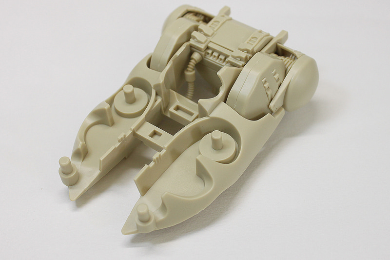 美しい曲面の中に現れるメカメカしいパーツがいいですね。パイプも密度感を演出しています