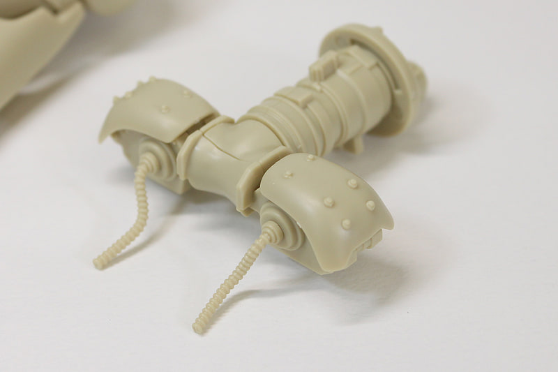 こちらは機体中央の円筒形のパーツ。リベットが打たれたカバーがこれまたカッコいいし、前面に伸びているパイプも有機的（？）な曲面を構成していて楽しいです