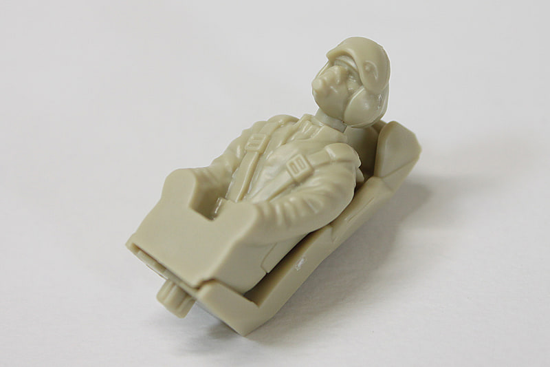 お次はパイロット。シートを含めて4つのパーツで作られます。モールド細かい！